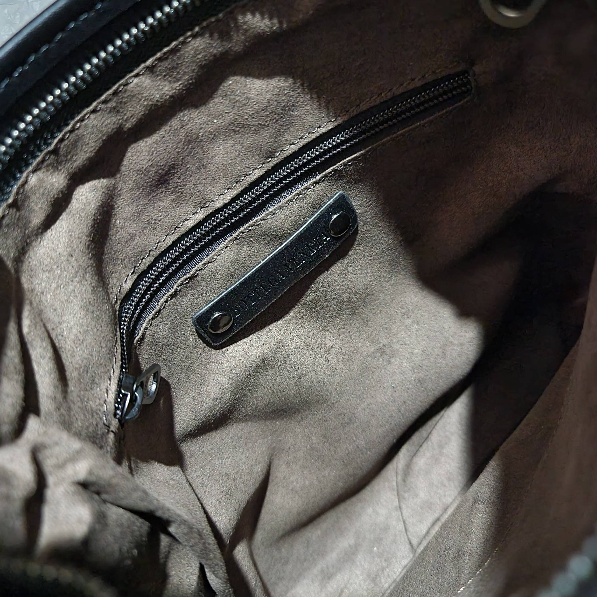 VIP 】อีกหนึ่งไอเท็มเด็ดที่หนุ่มๆรอคอย กระเป๋าสะพายข้างทรงแมสเซนเจอร์ B.ottega venata vip bag ดีไซน์คลาสสิคเอกลักษณ์ ลายสานเรียบหรู ดูแพง ทรงผู้ดี หล่อไปอีก อัพลุคไปอีก วัสดุหนังวัวเต็มใบ เปิด-ปิดด้วยซิป ภายในโล่งกว้างใส่ของได้ครบถ้วนสิ่งสำคัญ สายสะพายปรับ