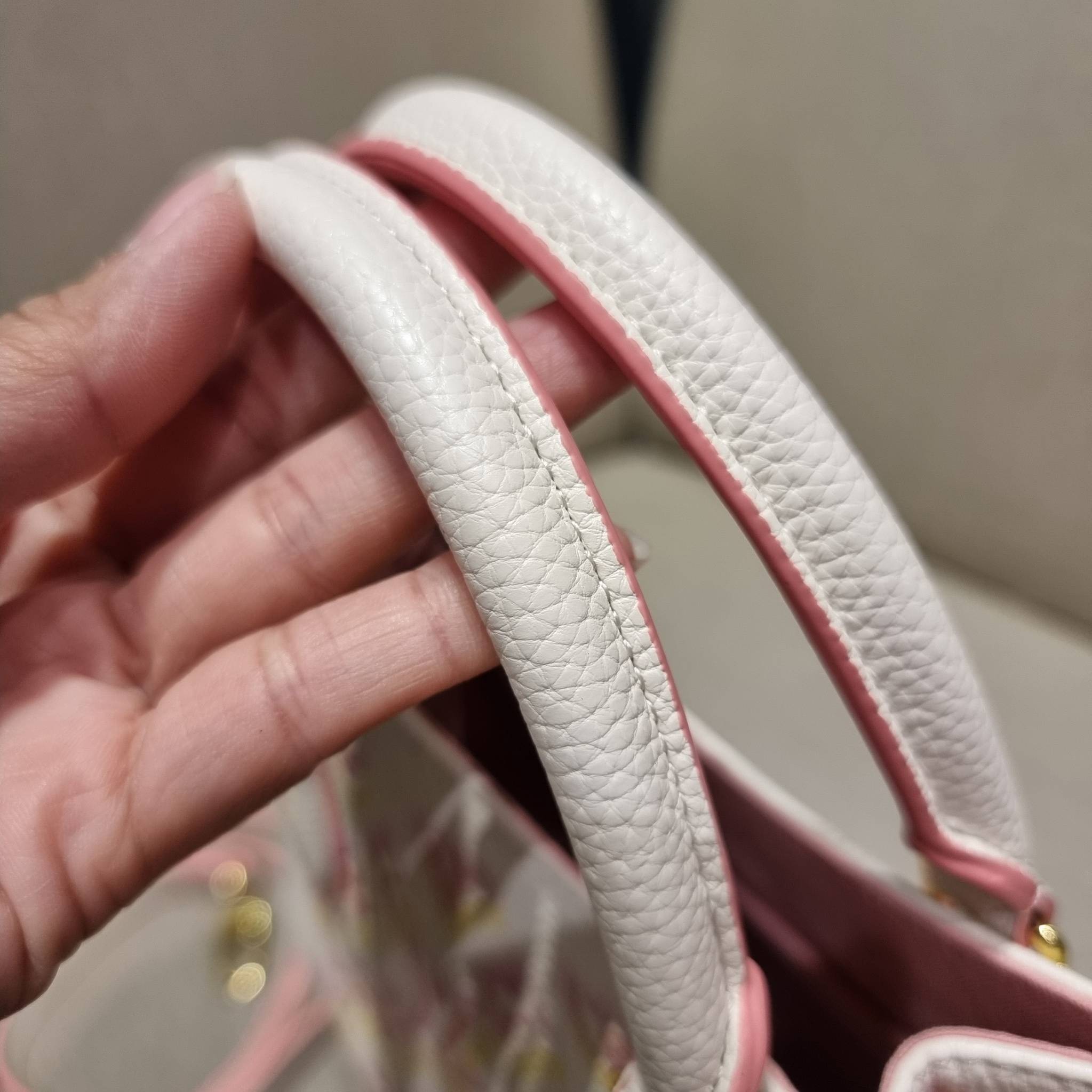 LV crossbody tote bag / LV Shopping Bag ดีไซน์ใหม่ น่ารัก ละมุน น่าใช้มาก กระเป๋าทรงโท้ทที่ใครเห็นต้องเป็นคลั่งรัก ดีไซน์คลาสสิค ผู้ดี หรูหรา โทนสีใช้งานง่าย ทุกสไตล์ วัสดุหนัง pepble มาพร้อมหูจับในตัว คล้องแขนก็ดูแพง หรือจะเกี่ยวสายครอสสะพายก็อัพลุคได้เล