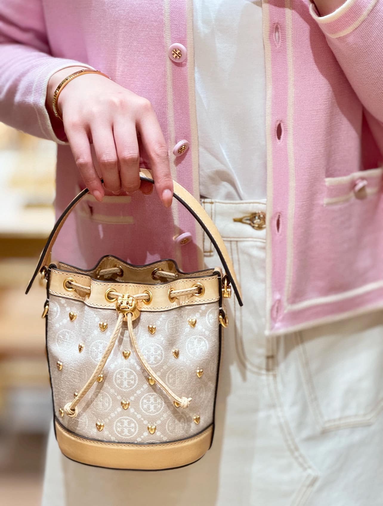 TORY BURCH T MONOGRAM EMBELLISHED MINI BUCKET BAG NEW IVORY MULTI กระเป๋าทรงบัคเก็ตแต่งหัวใจสีทองสวยหรู น่ารักรุ่นใหม่ล่าสุด เกรดท็อปออริ เทียบแท้ 1:1 เกรดดีสุด ใช้งานต่างประเทศได้
