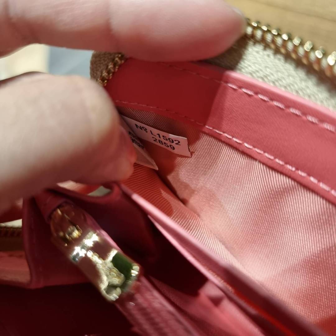 COACH ACCORDION ZIP WALLET IN SIGNATURE CANVAS WITH PRAIRIE ROSE / JUMBO FLORAL / CAMO ROSE FLORAL / MEDLEY BOUQUET PRINT ((F31572/F39189/F26290/F2859)) สวยคลาสสิคไม่มีใครเกิน!! กระเป๋าสตางค์ใบยาว ลวดลายสวย สีสันโดดเด่น วัสดุหนังแคนวาสเคลือบ เปิด-ปิดด้วยซ