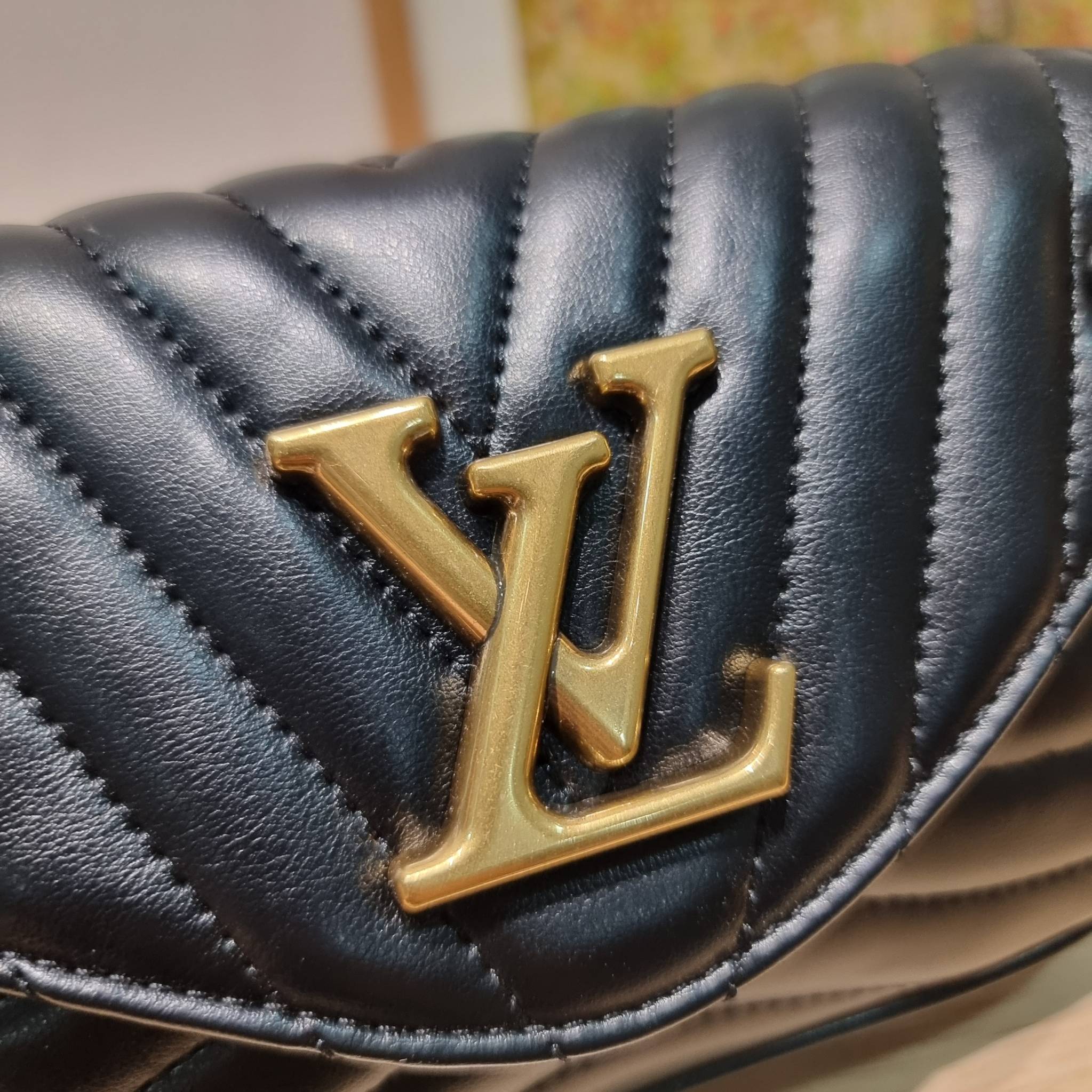 LV new wave pochette multi bag กระเป๋าสะพายมัลติฟังก์ชั่น มาพร้อม box set รับรองว่าดีงาม ลูกเล่นคลาสสิคผสานความวินเทจ มีสายสะพายให้ 2 เส้น และกระเป๋าใบลูก เล็กน่ารัก