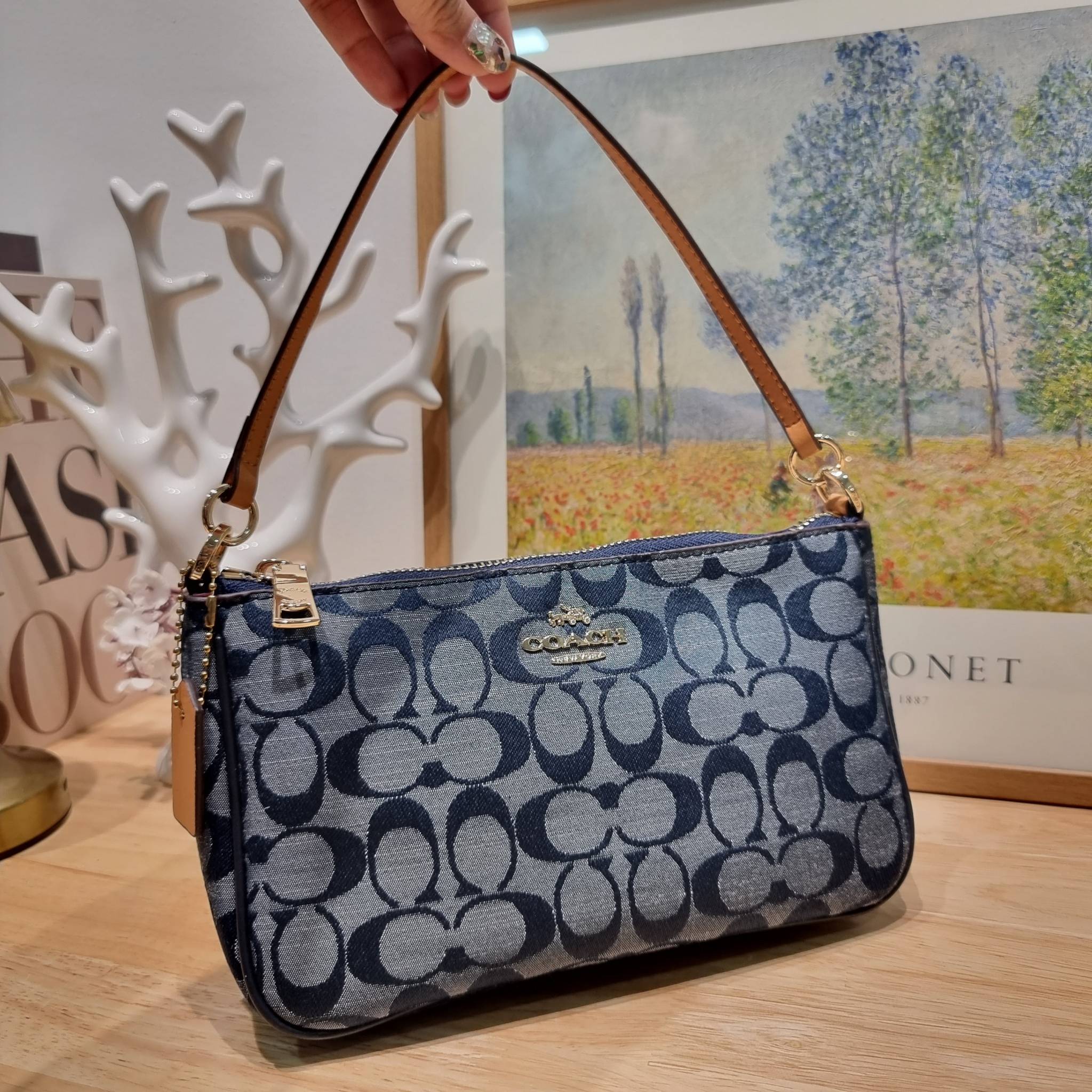 COACH NOLITA 19 IN SIGNATURE CHAMBRAY CH149 พร้อมส่ง คอลเลคชั่นใหม่ น่ารักน่าใช้ ในสไตล์คลาสสิค กระเป๋าทรงพอชขนาดมินิ ที่สามารถสะพายไหล่ และกึ่งคล้องมือใช้ได้ 2 สไตล์