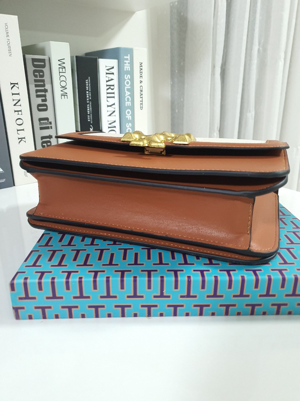 ของแท้ 💯% TORY BURCH ‘ELEANOR’ SHOULDER BAG กระเป๋าสะพายข้าง ไซส์กำลังน่ารัก วัสดุทำจากผ้าCanvas สลับหนังแท้ ฝาพับเปิดปิดด้วยแผ่นแม่เหล็ก มีช่องเล็กแยกอีกหลายช่อง ใส่โทรศัพท์ สมุดบัญชีได้