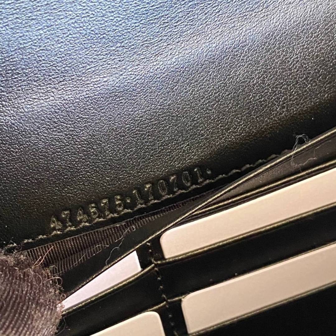 GUCCI Marmont Wallet on chain Leather / GG Marmont Chain Wallet เกรดเทพออริจินอล หนังแท้ งานสวยน่ารักมาก ใส่โทรศัพท์ได้ทุกรุ่น หนังวัวแท้นิ่มมาก ใส่การ์ด ใส่บัตร ได้เยอะมากๆ ฝ่าปิดแบบกระดุมใช้งานง่าย *กระดุมมีโลโก้ Gucci * งานสวยละเอียดยิบย่อยทุกจุด ภาพถ่