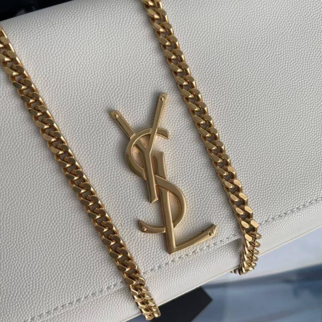 YSL kate medium chain bag in grain de poudre embossed leather 24cm กระเป๋าสะพายแบรนด์หรู รุ่นฮิตลอดกาล งานสวยดูดีมีระดับ ปั้มทุกจุด ขนาดกระทัดรัดกำลังดี มาพร้อมาสะพายโซ่ยาว เลื่อนปรับเป็น 2 แถว เพื่อสะพายเป็นสายสั้นได้ ด้านในโล่งกว้าง ใส่กระเป๋าสตางค์ใบยา
