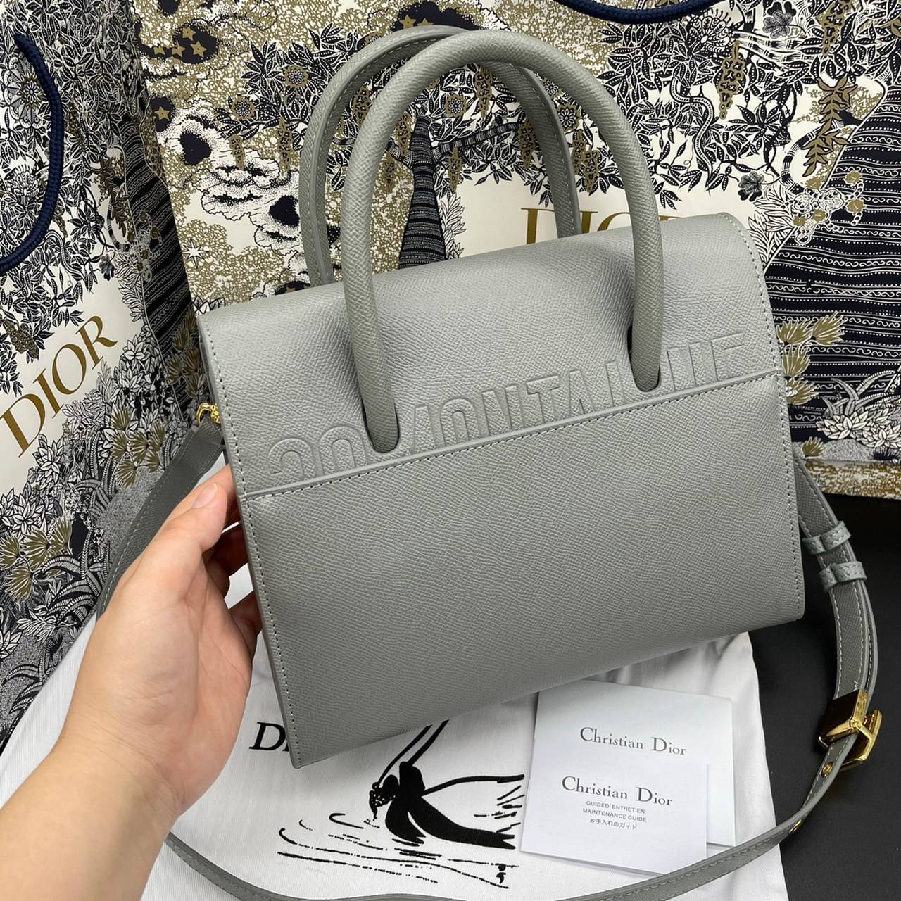 หนังแท้ DIOR Medium ST Honore Tote Collection Fall/Winter 2020-2021 มาในรูปแบบกระเป๋าทรงสี่เหลี่ยมที่ได้มาตรฐาน ทำจากหนังลูกวัว (Calfskin) ลายเกรน ซึ่งสื่อถึงความหรูหราได้อย่างลงตัว ตัวด้ามจับ มีการเย็บเข้าด้านในของกระเป๋าเพื่อเพิ่มความแข็งแรงทนทาน ด้านหน