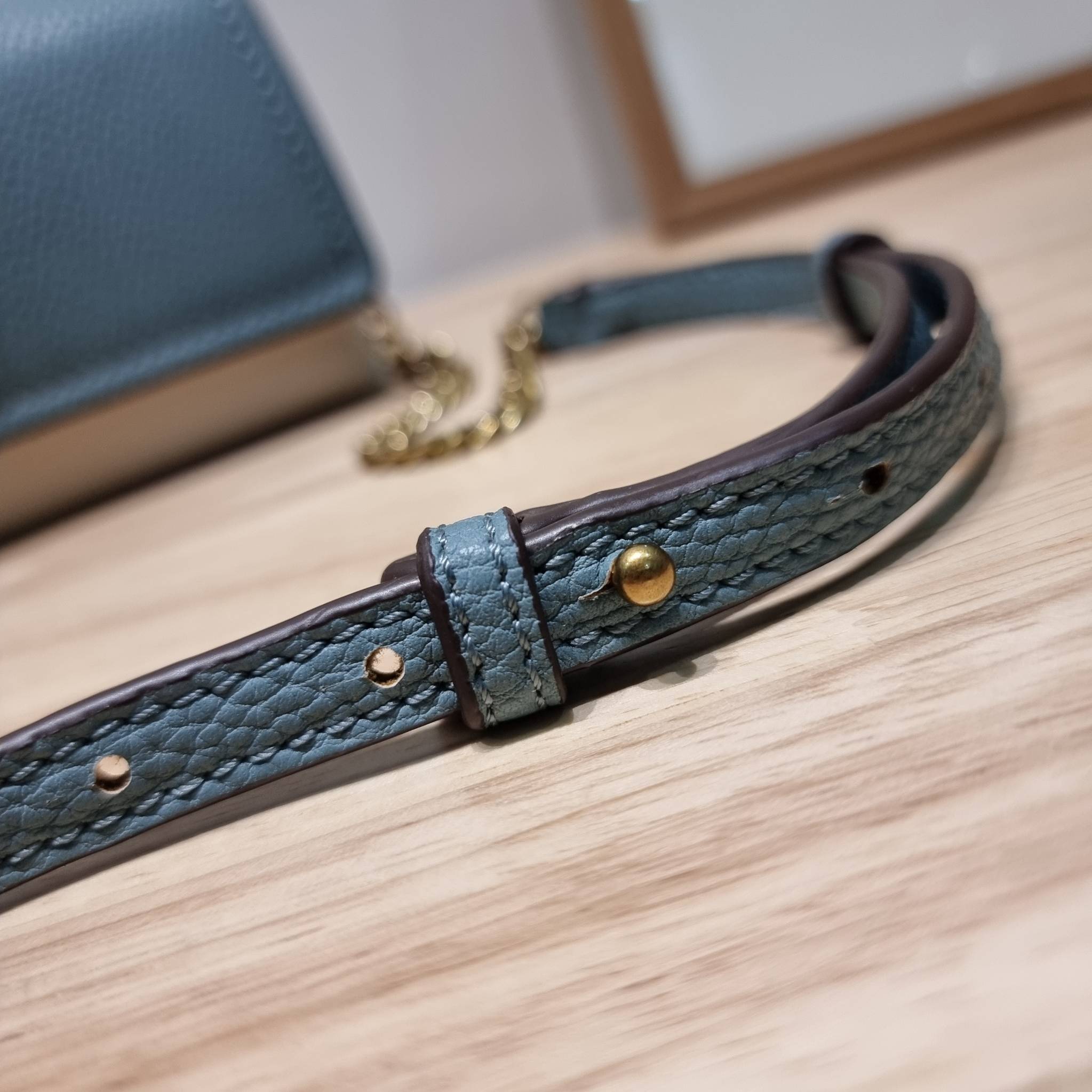 TORY BURCH LIMITED-EDITION MINI BAG รุ่นลิมิเต็ด ที่ sold out ไปแล้วหลายช็อป มีมาให้ช้อปที่นี่! กับกระเป๋าสะพายข้างทรงผู้ดี ไซส์มินิ ที่ผลิตมาในจำนวนจำกัด โดดเด่นด้วยอะไหล่ทองคลาสสิคหรูหรา และสายสะพายโซ่สลับหนัง ทำให้สะพายได้โดยไม่เจ็บไหล่