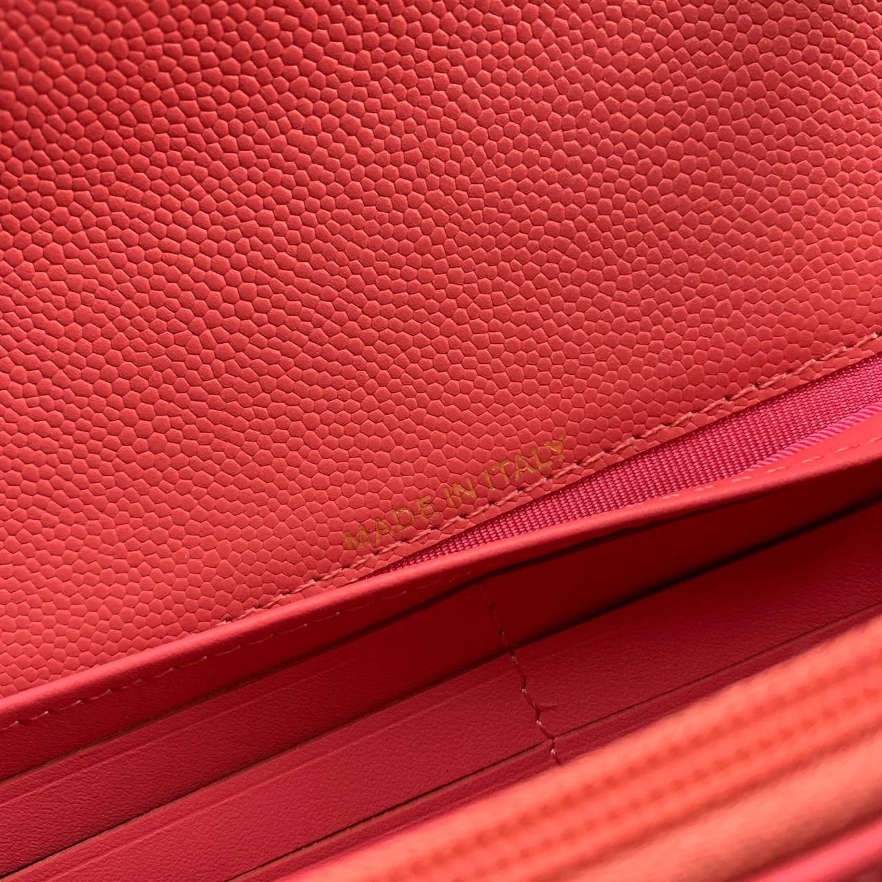 CHANEL LONG WALLET งานหนังแท้คาเวียร์สวยหรู โทนสีหวาน กระเป๋าสตางค์ใบยาวไอเท็มแนะนำ ใช้งาน ตทป ได้ สวยคลาสสิคไม่มีเอ้าท์ หนังแท้ใช้งานได้ทน ยิ่งใช้ยิ่งสวย ภาพถ่ายจากสินค้าจริง มาพร้อมกล่องแบรนด์ พร้อมส่งที่ไทย Must Have ค่ะ!