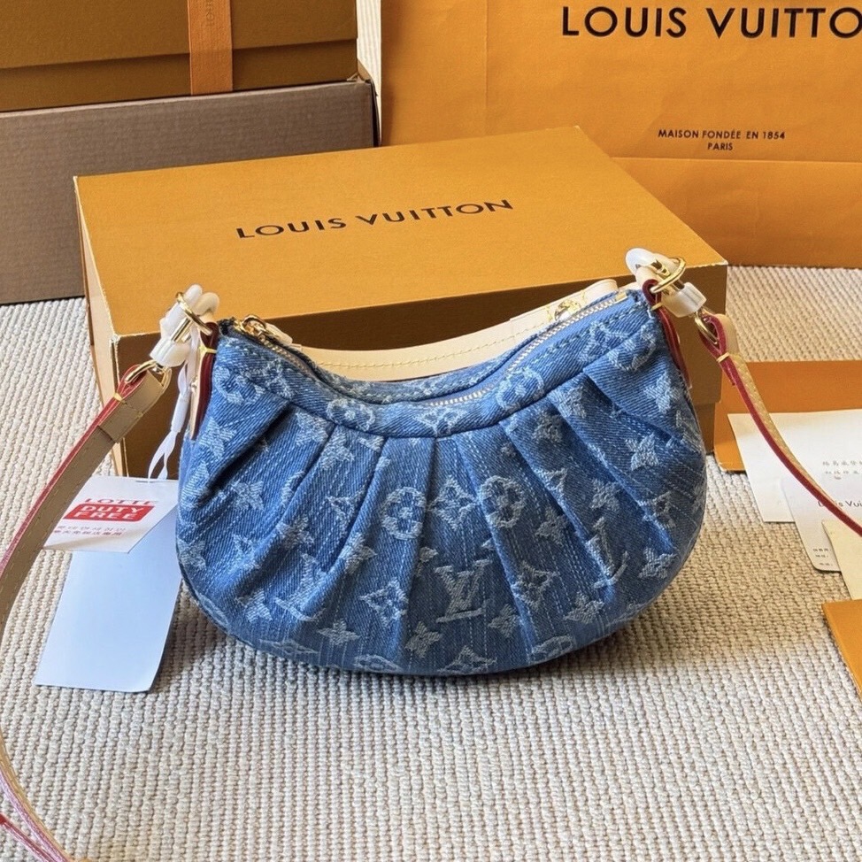 LV Pochette Valley Denim Bag กระเป๋าสะพายทรงพอชเดนิมวินเทจใบเล็กน่ารัก สุดไอคอนิกผสานสไตล์ล้ำสมัยเปี่ยมฟังก์ชัน ยังคงมีความเป็นเอกลักษณ์ ดีไซน์ลวดลายโมโนแกรมเรียบหรู