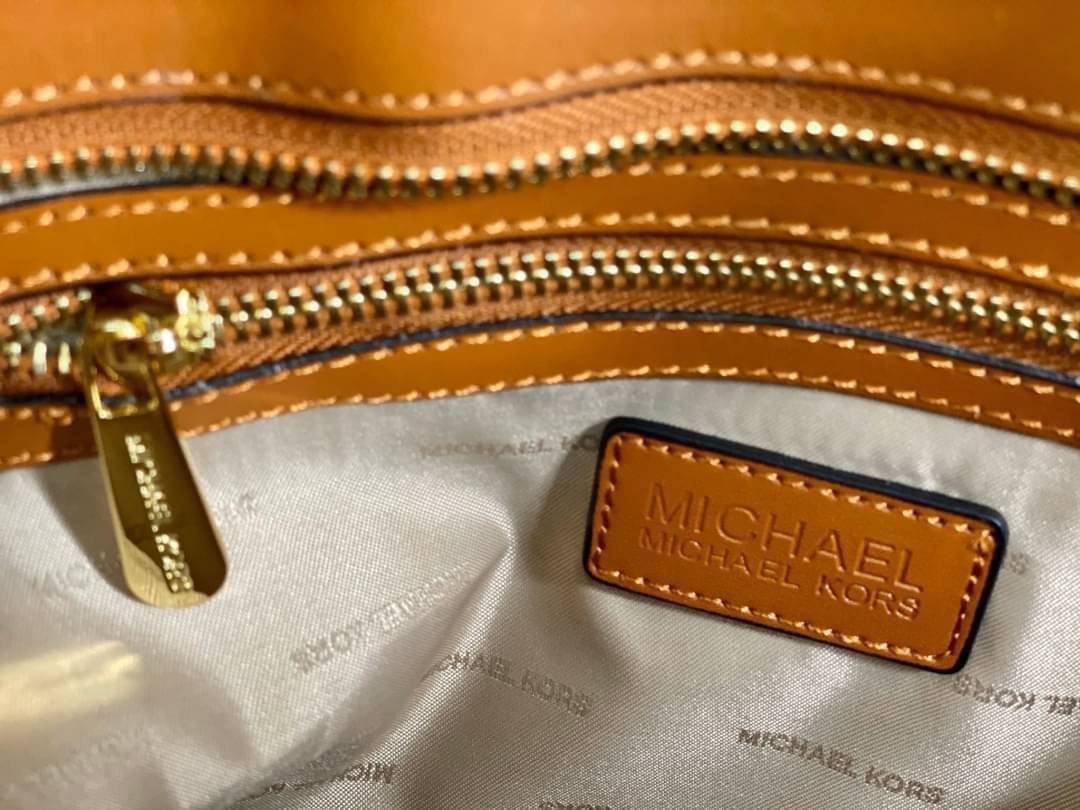 MICHAEL KORS TOTE BAG กระเป๋าสะพายไหล่ทรง Tote ใบใหญ่กำลังดีหนัง Saffiano สวยหรูอยู่ทรง ด้านหน้าประดับโลโก้สีทองสวย และมีช่องใส่2 ช่อง พร้อมอะไหล่ห้อยแบรนด์ ภายในมี 2 ช่องหลัก 1 ช่องซิปกลาง และช่องเล็ก ใส่ของจุกจิก กว้างและจุ ใส่ ipad เอกสาร A4 กระเป๋าสตา