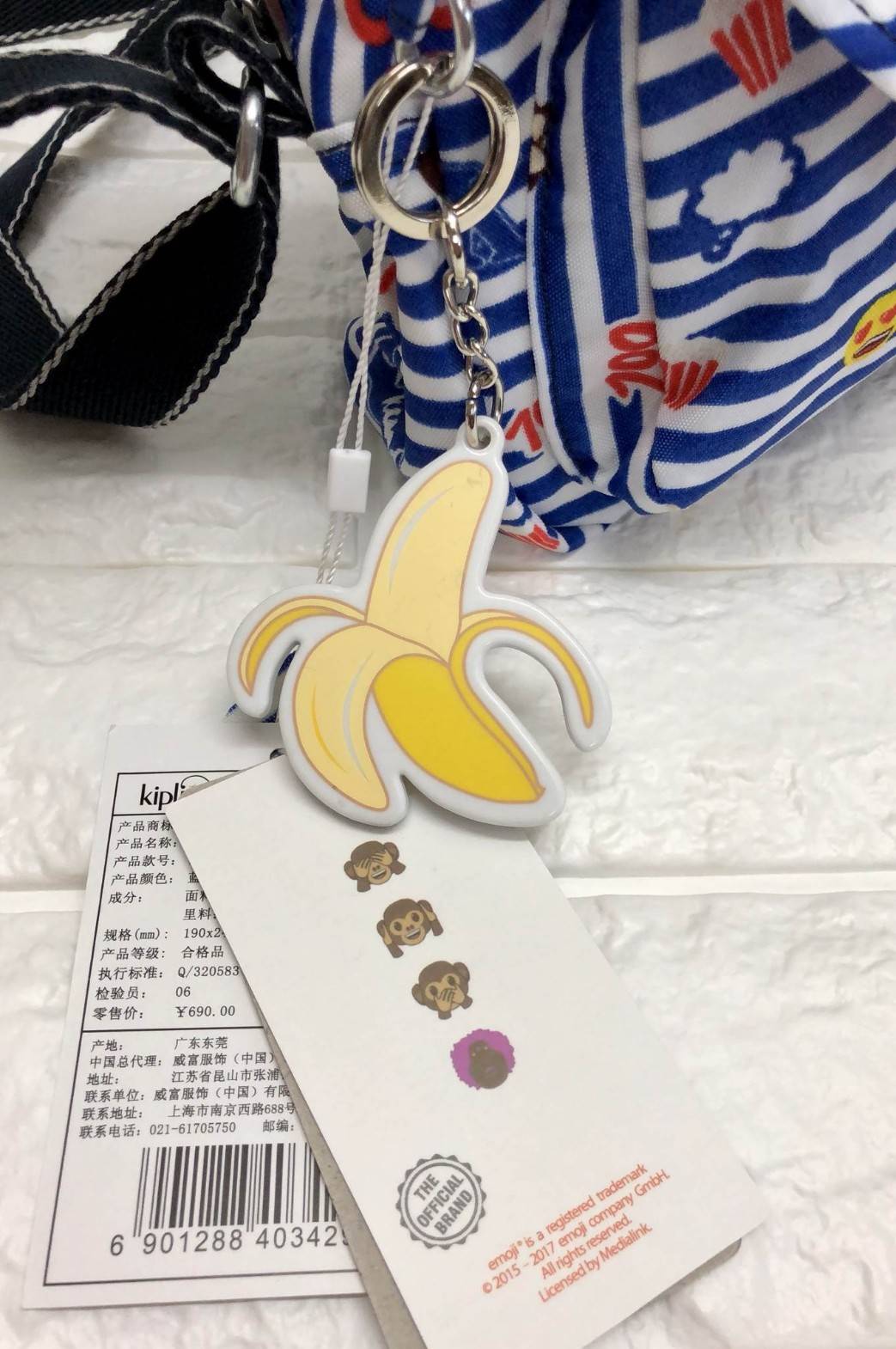 Kipling Emoji Shoulder Bag 2018 New arrival! กระเป๋าสะพายหรือ crossbody size mini วัสดุ nylon คุณภาพดี กันน้ำได้ระดับนึงค่ะ ดีไซน์รูป emoji น่ารักมากๆ ด้านหน้ามี 1 ช่องใส่ของ ช่องหลักเปิดปิดด้วยซิป ภายในโล่งใส่ของได้จุ มีช่องเล็ก และช่องซิปค่ะ ซับในลาย em