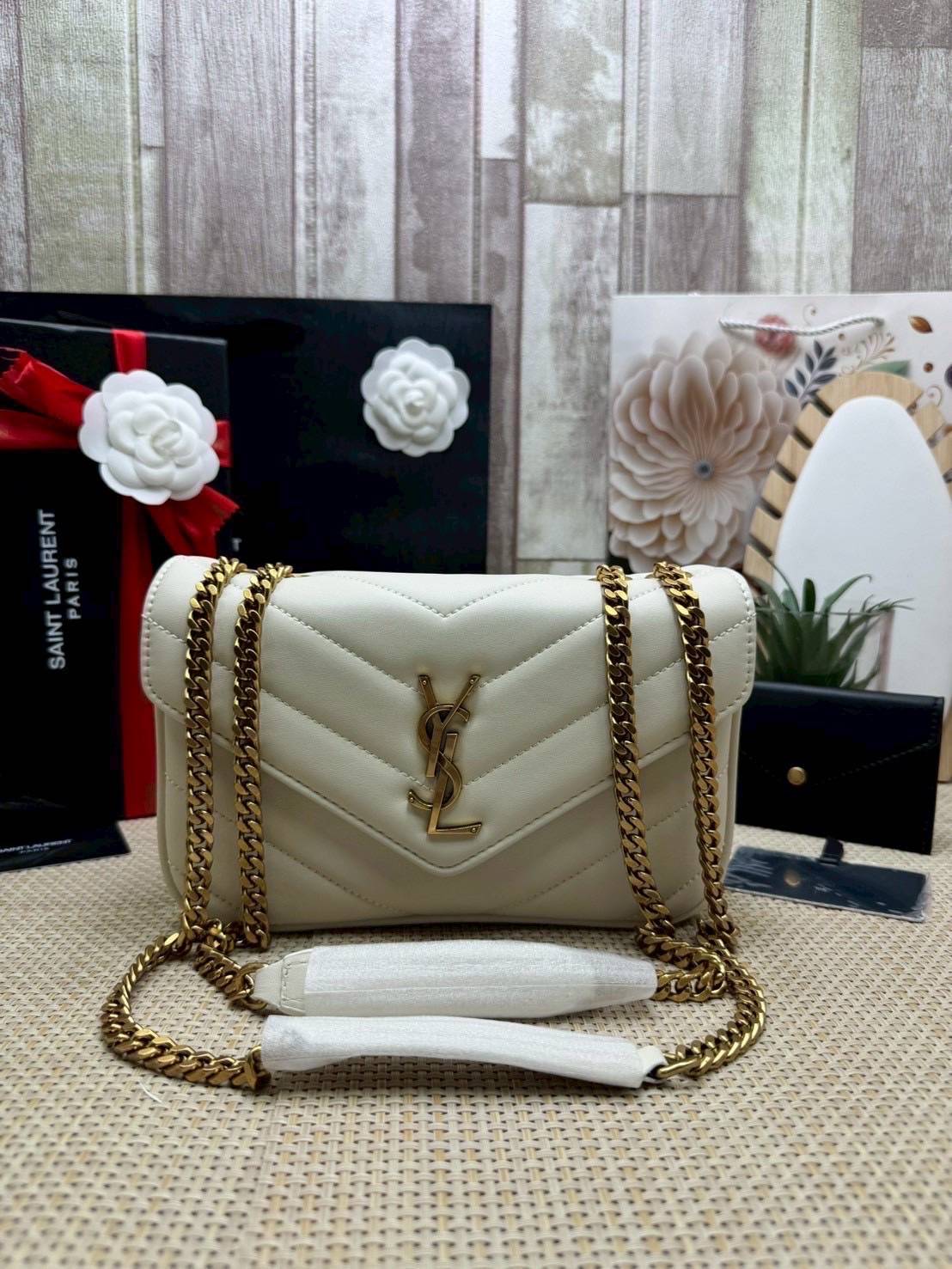 ORI หนังแท้ | YSL LOULOU small in MATELASSÉ กระเป๋าสะพายสายโซ่าีทองหรูหรา งานหนังแท้เนื้อนุ่มตะเข็บเย็บลายเชฟรอนสวยหรูโดดเด่นเป็นเอกลักษณ์ 🤍 เกรดออริจินอล หนังแท้