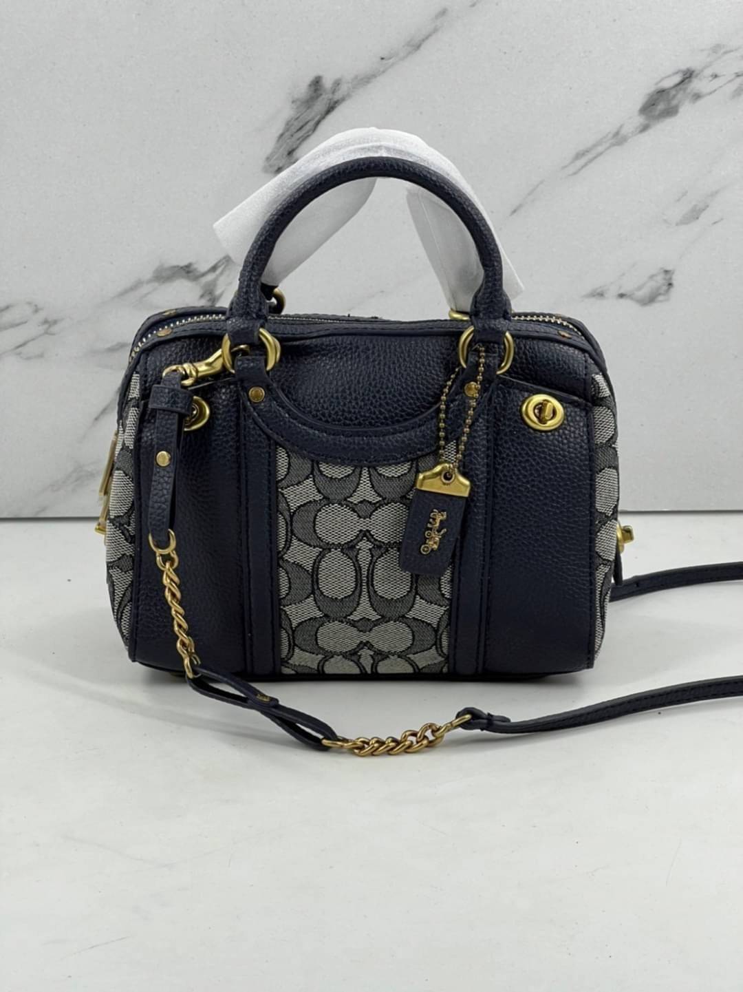 COACH LARK BAG 19 IN SIGNATURE JACQUARD พร้อมส่งที่ไทย สวยก่อนใครแน่นอนค่ะ กระเป๋าสะพายข้าง//ครอสบอดี้ร์ วัสดุหนังแท้+Jacqurd ได้ลงตัวสวยงามมากๆค่ะ มีช่องใส่ของจุกจิกทั้งด้านหน้าและหลัง ;เปิดปิดกระเป๋าแบบซิปคู่ ภายในสามารถใส่กระเป๋าเงินใบกลางได้;มือถือได้