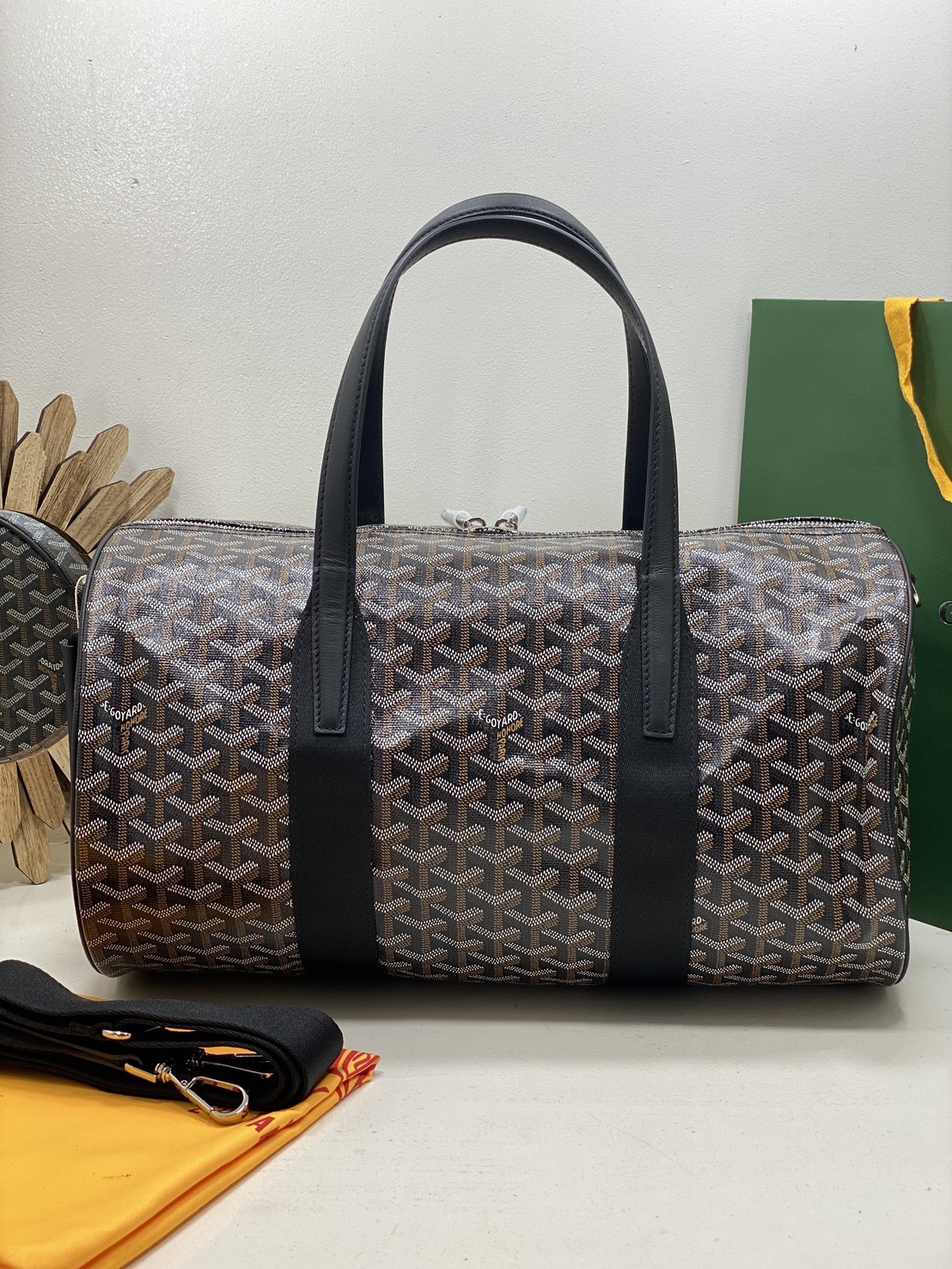 ORI หนังแท้ | Goyard Barrel 40 Sports Bag กระเป๋าสะพายทรง Keepall ใบใหญ่ ดีไซน์สปอร์ต ภายในโล่งกว้าง จุของได้เยอะ มีหูจับด้านบน เพิ่มฟังชั่นหูหิ้วด้านข้าง สะดวกใช้งาน