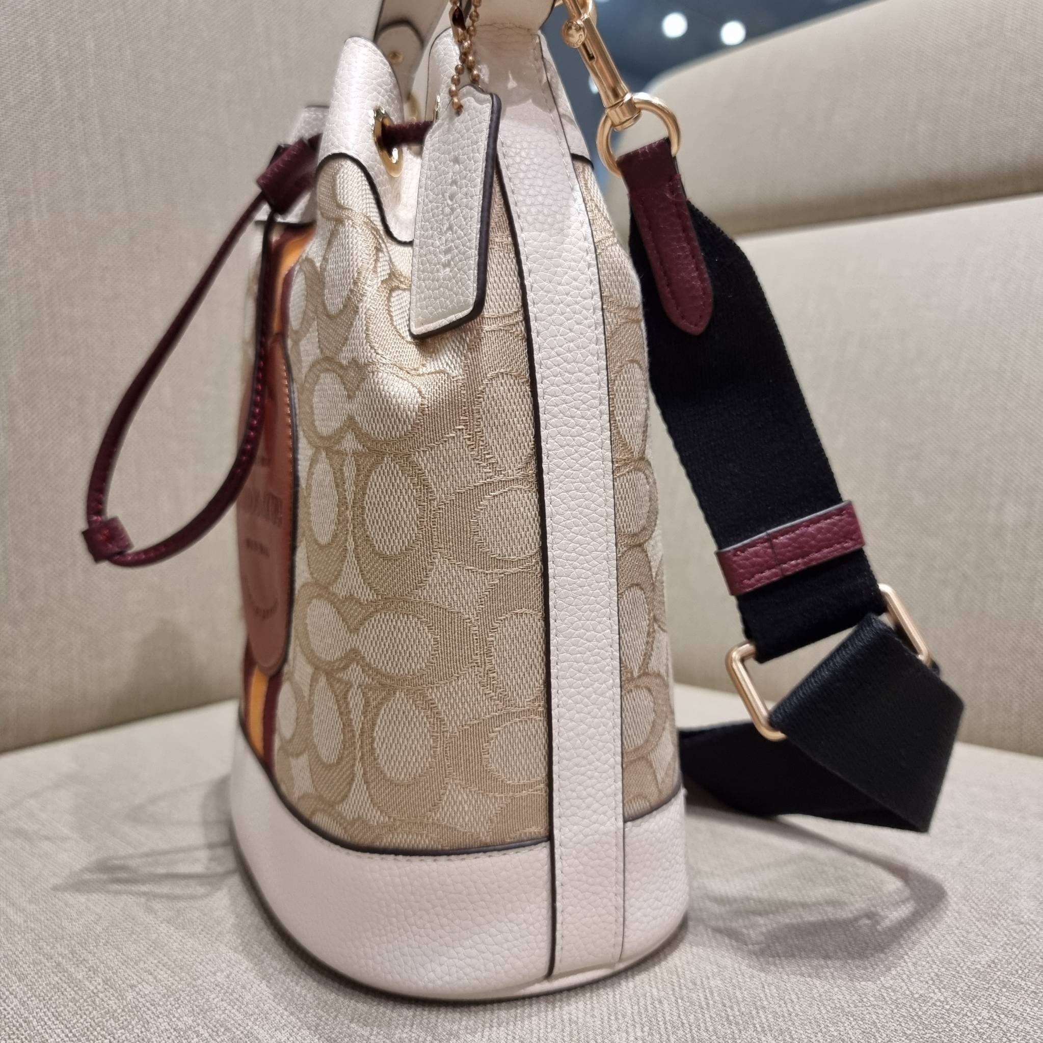 COACH C7084 DEMPSEY DRAWSTRING BUCKET BAG IN SIGNATURE JACQUARD WITH STRIPE AND COACH PATCH พี่สาวใบใหญ่สุดสวยมาแล้วจ้า!! กระเป๋าทรงถังไซส์ใหญ่ ที่สาวๆรอคอย ใช้งานง่ายด้วยการรูดหนังปิดรอบปากกระเป๋า ทุกอย่างลงตัวที่สุด!! โดดเด่นด้วยลวดลายสีสันที่ละมุนมาก ว