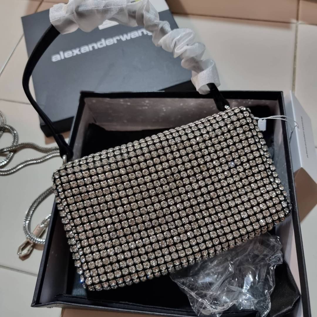 ALEXANDER WANG HEIRESS POUCH IN RHINESTONE MESH จัดให้แบบสุดตัว กับไอเท็มที่สาวๆต่างเรียกร้อง กับกระเป๋าพอชตกแต่งพลอยเทียม หรูหรา โดดเด่น ดูแพง ด้วยการตัดเย็บเรียงร้อยลงบนตาข่ายเนื้อละเอียด ทำให้ดูดีมีราคางดงามจริงๆ เปิด-ปิดด้วยซิป ขนาดกำลังสวย ภายในเป็นช