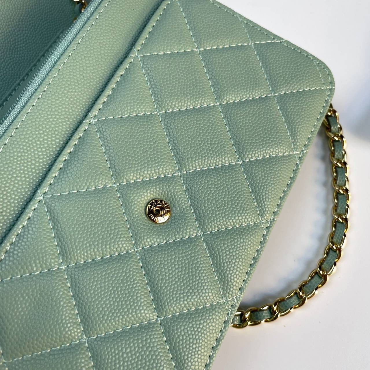 VIP 】หนังแท้ CHANEL WOC style โทนสีพาสเทล กระเป๋าสะพายทรงสวยตลอดกาล วัสดุหนังลายคาเวียร์ เนื้อนุ่ม อยู่ทรงคุณภาพดีตามแบบฉบับของแบรนด์ น้ำหนักเบา ด้านหน้ามีโลโก้แบรนด์อะไหล่หรู มีช่องใส่บัตร ใส่ของจุกจิก เปิดปิดด้วยฝาปิดกระดุม ซับในหนัง ตัวจริงสวยมากๆถูกใจ