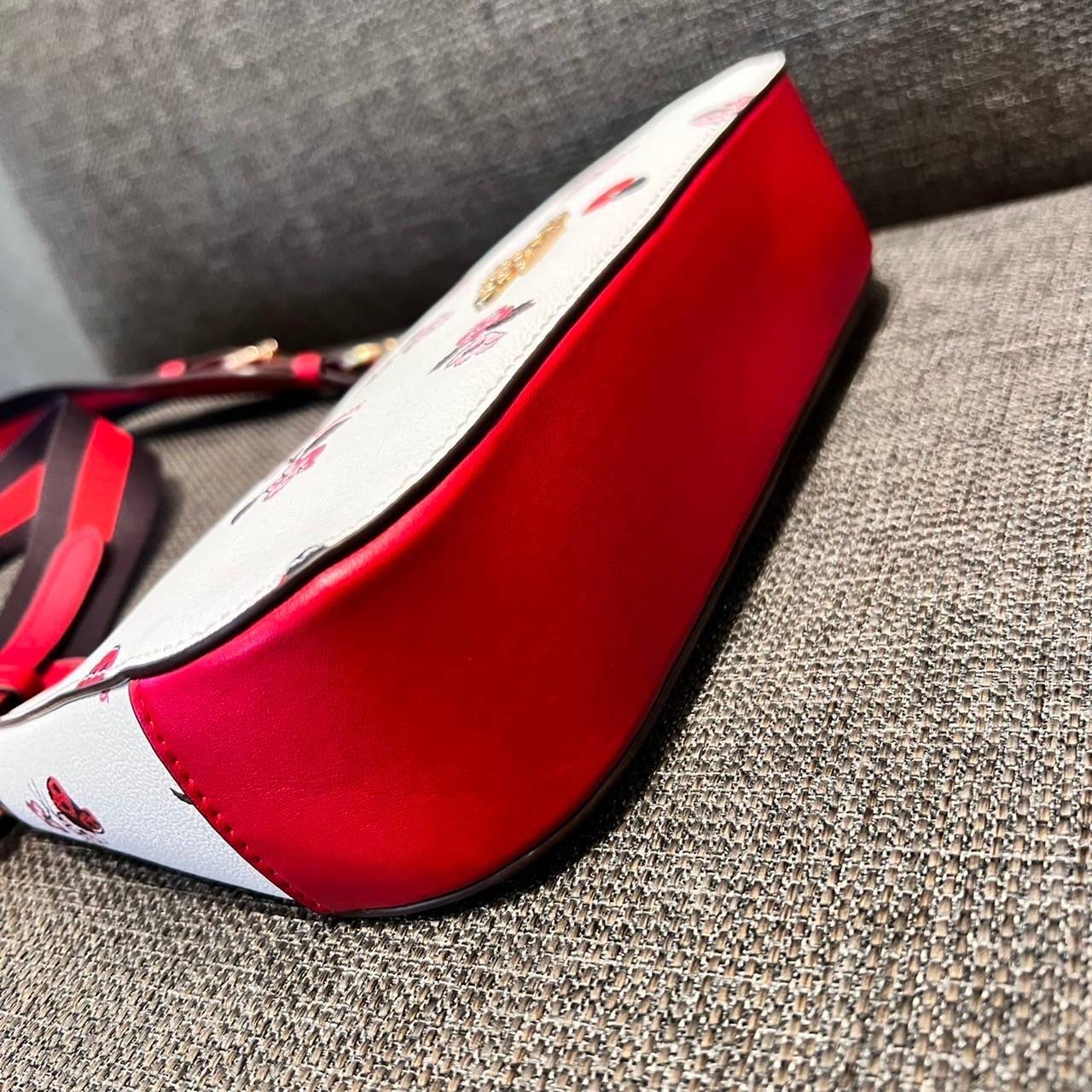 COACH C7973 JES BAGUETTE WITH LADYBUG FLORAL PRINT คอลเลคชั่นใหม่ล่าสุด พร้อมเสิร์ฟความสวยถึงบ้านเช่นเคย!! กระเป๋าสะพายทรงบาแกตต์ ดีไซน์ย้อนยุค ที่แอบแฝงความเรียบหรูดูแพงอยู่ในตัว โดดเด่นด้วยสายสะพายเส้นใหญ่ โทนสีคอนทราส ทำให้ไอเท็มนี้ดูมีลูกเล่นมากขึ้น ว