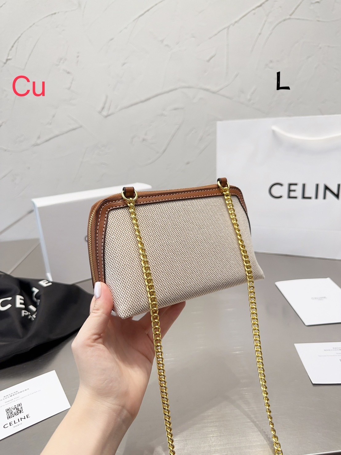 CELINE CLUTCH ON CHAIN CUIR TRIOMPHE IN TEXTILE AND CALFSKIN / CELINE POUCH กระเป๋าคลัทช์ดีไซน์เรียบหรูออกแบบมาได้อย่างลงตัว พร้อมสายสะพายโซ่ทองสุดหรู ด้วยรูปทรงที่สวยงามและทันสมัย สามารถใส่กระเป๋าสตางค์ใบสั้นหรือเครื่องสำอางค์ได้ตามขนาดกระเป๋า