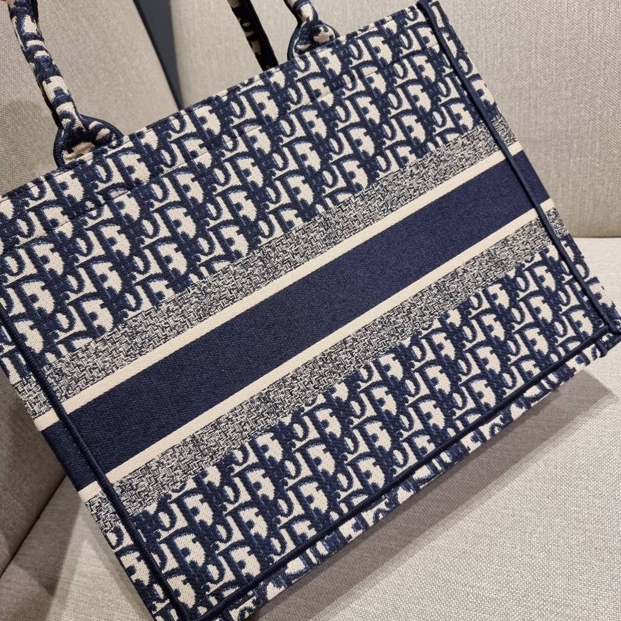 VIP 】HOT ARRIVAL!! DIOR CD SHOPPING BAG WITH GWP กระเป๋าทรงช้อปปิ้งใบใหญ่ จุใจ!! พรีเมี่ยมกิ๊ฟรุ่นดับเบิ้ลฮอต ดีไซน์คลาสสิควินเทจ สวยหรู วัสดุผ้าแคนวาสลายกราฟฟิค ภายในโล่งกว้างมากๆ ใส่ของจุสุดๆ โน้ตบุ้ค ไอแพด กระเป๋าสตางค์ มือถือ หรือเสื้อผ้ายังได้ สะพายค