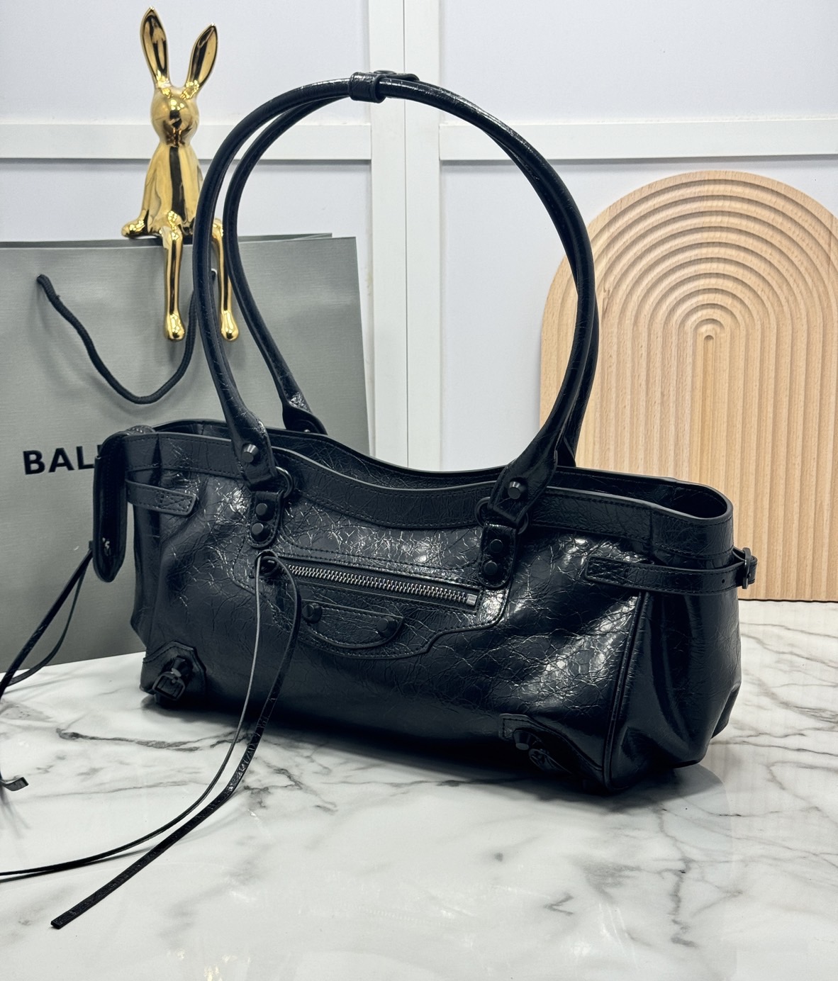 ORI หนังแท้ | Balenciaga Le City Bag East-west Bag 32cm กระเป๋าถือ/สะพายข้างทรงยาวดีไซน์โดดเด่นสวยเท่ล้ำสมัย ที่สุดแห่งความไอคอนิกไม่เหมือนใคร มีกิมมิคและลูกเล่นแพรวพราว