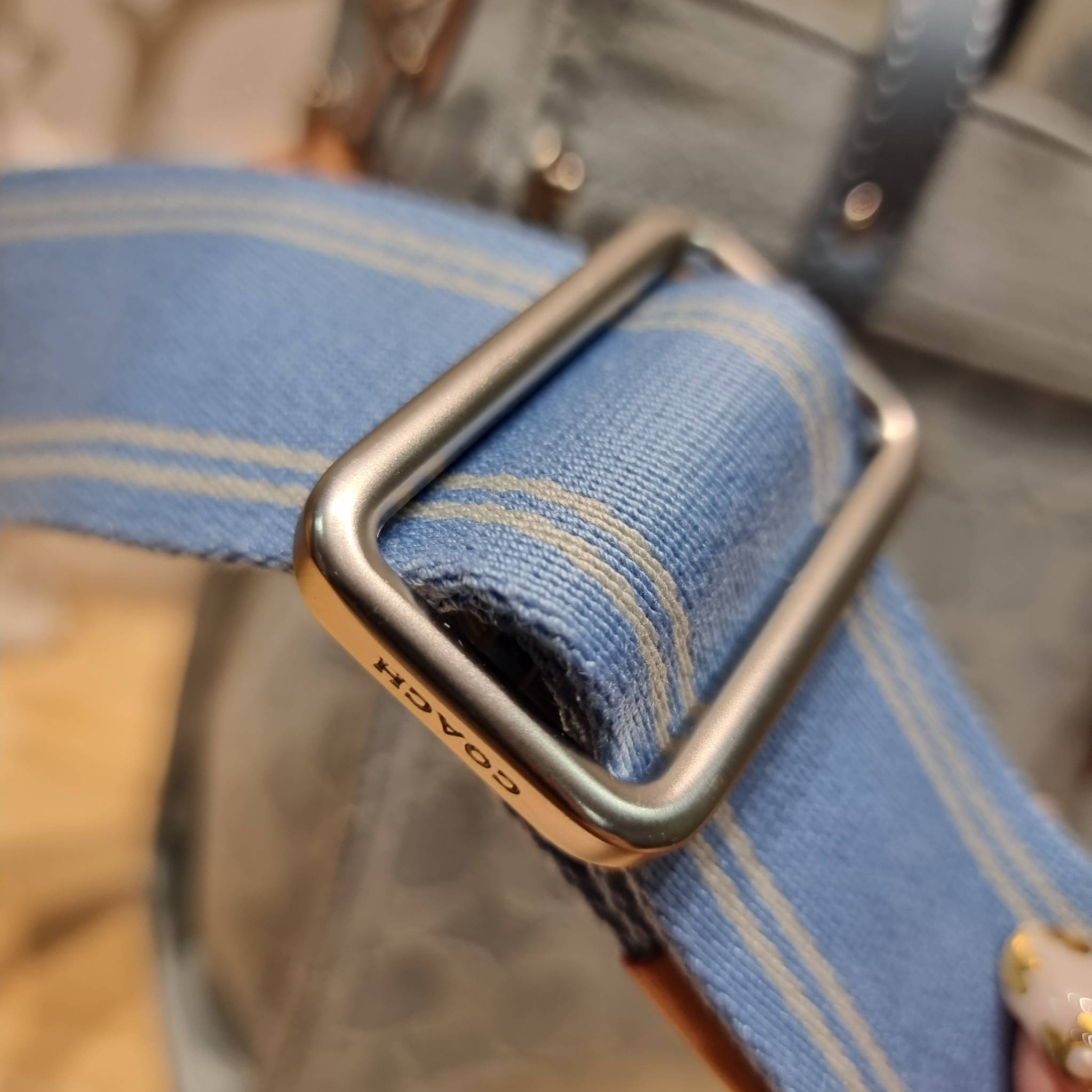 COACH FIELD TOTE 22 IN SIGNATURE DENIM / CJ853 คอลเลคชั่นใหม่ พร้อมสีใหม่ยังไม่เข้าไทย ให้ทุกคนได้มีสวยก่อนใครไปเลย!! กับกระเป๋าทรงโท้ท ไซส์กำลังสวย ดีเทลปั๊มผิวเต็มใบ ดูดี มี texture บวกกับสายสะพายสปอร์ตสีตัดกับกระเป๋า