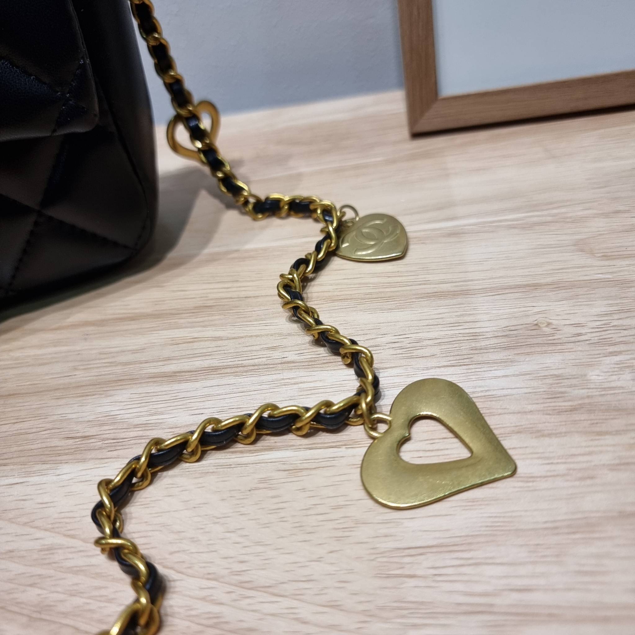 CHANEL GIFT SET สุดหรูชวนให้สะสมส่งท้ายปี กับไอเท็มลิมิเต็ดและ best seller พร้อมเสิร์ฟครบชุด สุดคุ้ม มาพร้อมกระเป๋าสะพายถึง 2 ใบ เด็ดทั้งคู่ๆ วัสดุหนังวัว และยังไม่พอ มีกระเป๋าสตางค์แถมให้ไปอีก 1ใบ สวยครบจบในเซ็ทเดียว!!