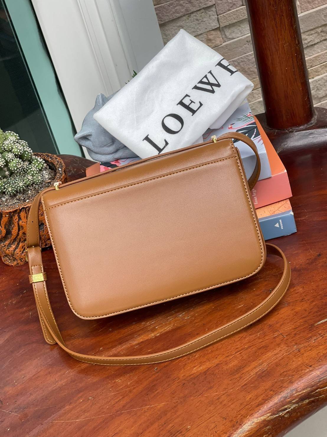 Medium : LOEWE Goya anagram leather shoulder bag กระเป๋าทรง GOYA รูปทรงกล่องอันคลาสสิกที่มาพร้อมรายละเอียดอันน่าค้นหา พร้อมด้วยโครงสร้างที่เปี่ยมไปด้วยสเน่ห์น่าค้นหา มีช่องใส่ของขนาดกว้างและเป็นทรงทำให้การจัดการสิ่งของต่างๆ ของสาวๆ นั้นง่ายดายมากยิ่งขึ้น 