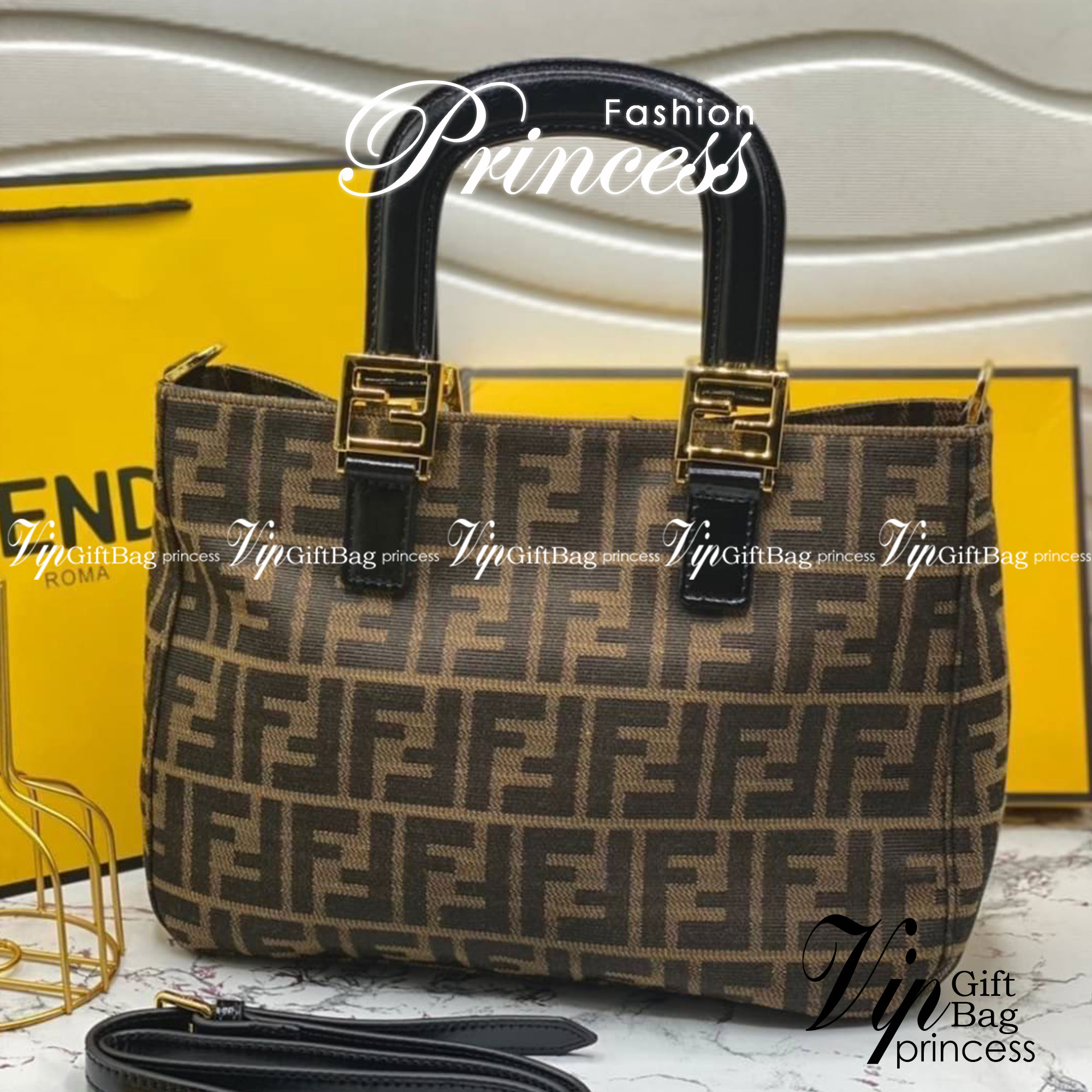 FENDI TOTE BAG 30cm กระเป๋าถือ/สะพายไหล่ ทรงสวย หรู ดูแพงเกินเบอร์!! ⭐️⭐️ วัสดุผ้าท็อปแคนวาสลายแบรนด์เต็มใบ ภายในโล่งกว้าง มาพร้อมหูจับในตัวและสายสะพายไหล่ ใช้งานได้ 2IN1 ✔️👍 ใบนี้จุของได้เยอะมากๆเลยน้า เหมาะกับสาวๆที่สัมภาระเยอะ หรือใช้สะพ