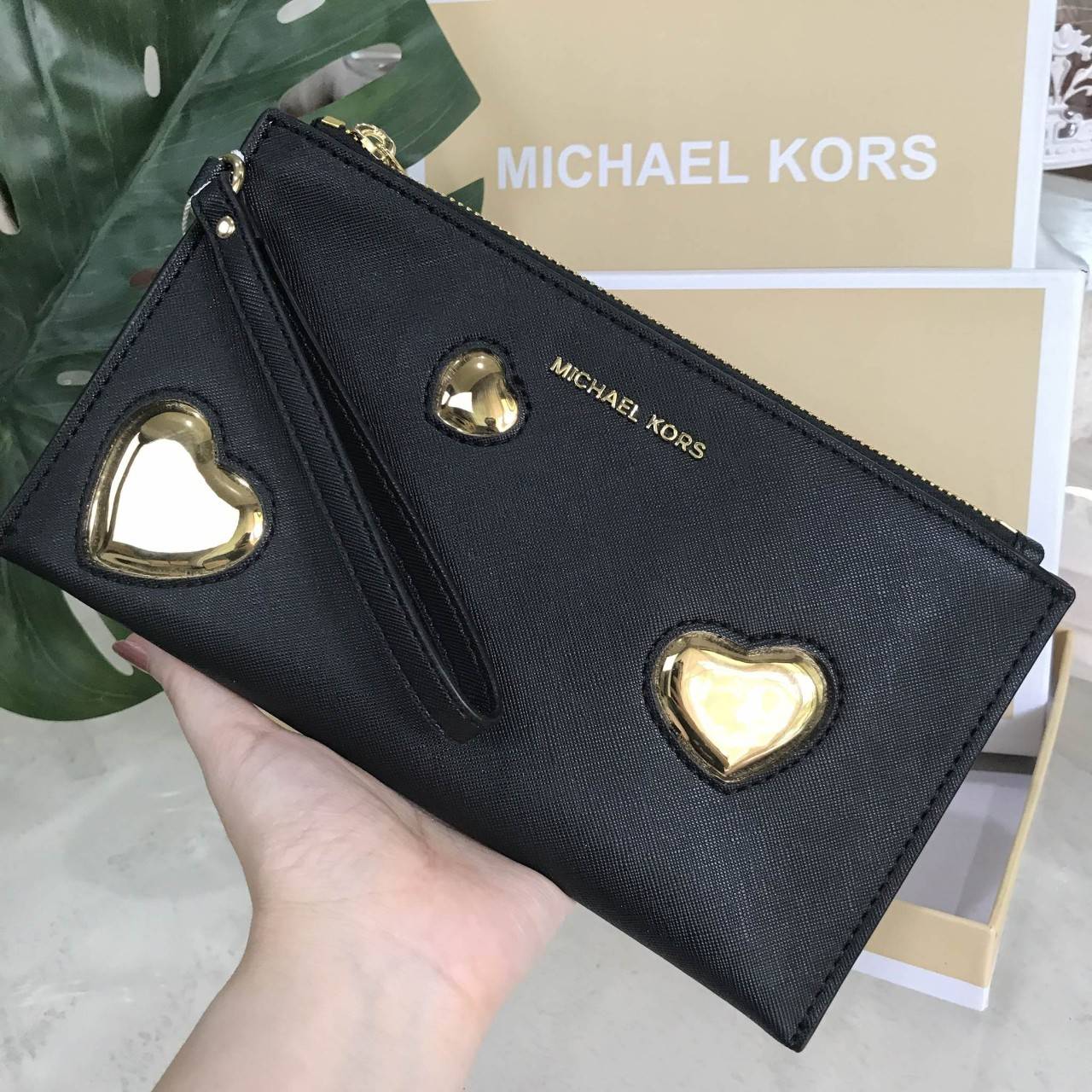 NEW ARRIVAL! Michael Kors Jet Set Travel Large Heart Clutch 2018 กระเป๋าคลัชรุ่นใหม่ล่าสุดขนาดกำลังดีด้านหน้าประดับโลโก้แบรนด์อะไหล่ทองแต่งด้วยหัวใจสวยโดดเด่น เปิดปิดด้วยซิปมาพร้อมสายคล้องมือ ภายในมีช่องใส่บัตร สามารถใส่กระเป๋าสตางค์ iphone8+ได้ ภาพถ่ายจา