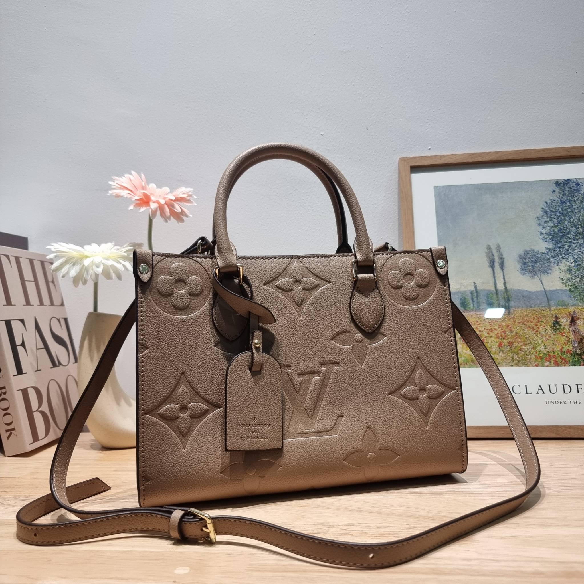 LV Onthego / LV crossbody tote bag กระเป๋าทรงโท้ทเวอร์ชั่นดั้งเดิม ที่คลาสสิค ผู้ดี หรูหรา โทนสีใช้งานง่าย ได้ทุกลุค ทุกสไตล์ วัสดุหนังลูกวัว ผิวลายเกรน มาพร้อมหูจับในตัว คล้องแขนก็ดูแพง หรือจะเกี่ยวสายครอสสะพายก็อัพลุคได้เลย ภายในโล่งกว้างมาก มีอะไหล่เกี