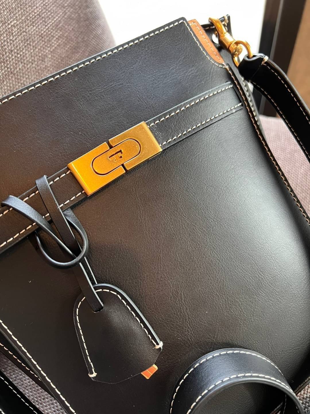 Large TORY BURCH LEE RADZIWILL PEBBIED BAG ((139014)) เป็นรุ่นที่สวย หรู น่าใช้มากๆค่ะ! ลุคหรูดูดีมากๆ กับกระเป๋าสะพายข้างจากTB ใบใหญ่