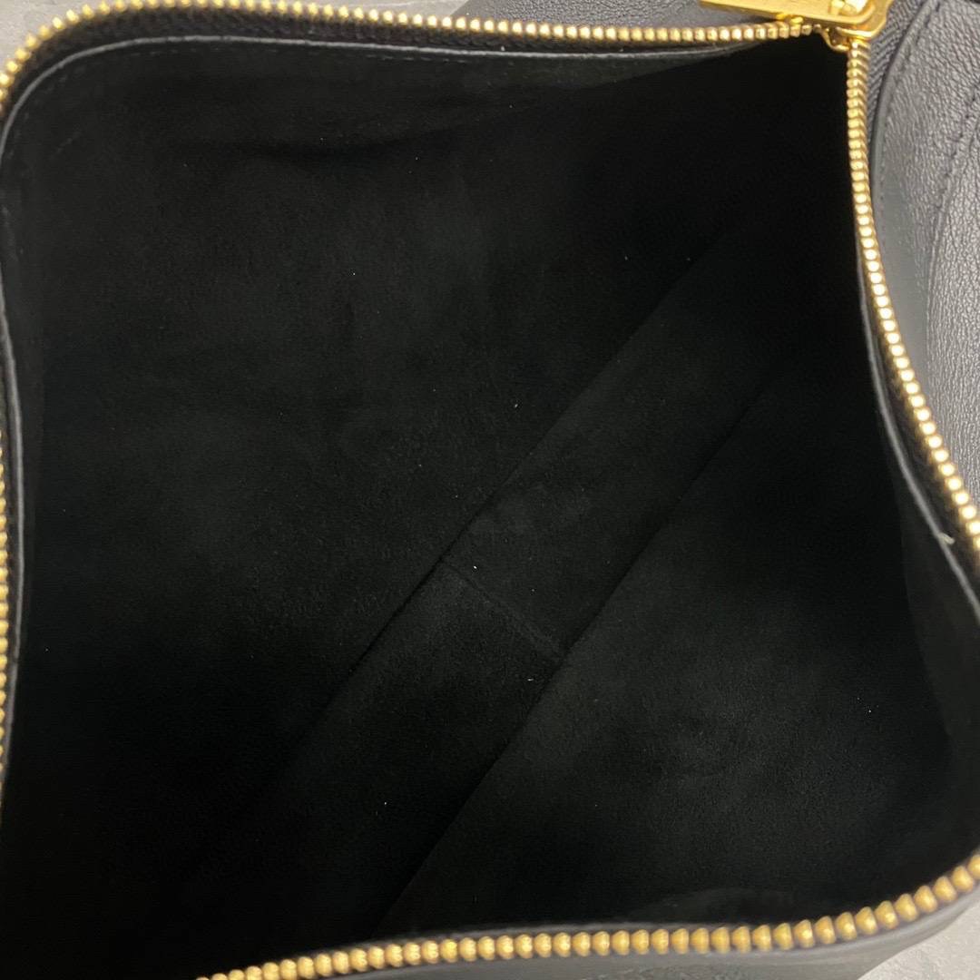 ทรงยอดฮิตที่สุด **หนังนิ่มมือมาก กับ CELINE ROMY VIP GIFT WITH PURCHASE (GWP) กระเป๋าสะพายไหล่ทรงเป็กเอกลักษณ์ เปิดปิดด้วยซิป จุของได้เยอะคะ Ipad mini เครื่องสำอางค์ เหมาะสำหรับสาวๆ มากคะด้วยน้ำหนักที่เบาและใช้ได้หลายลุค มาพร้อมสายสะพาย2แบบ(ถอดเปลี่ยนได้)