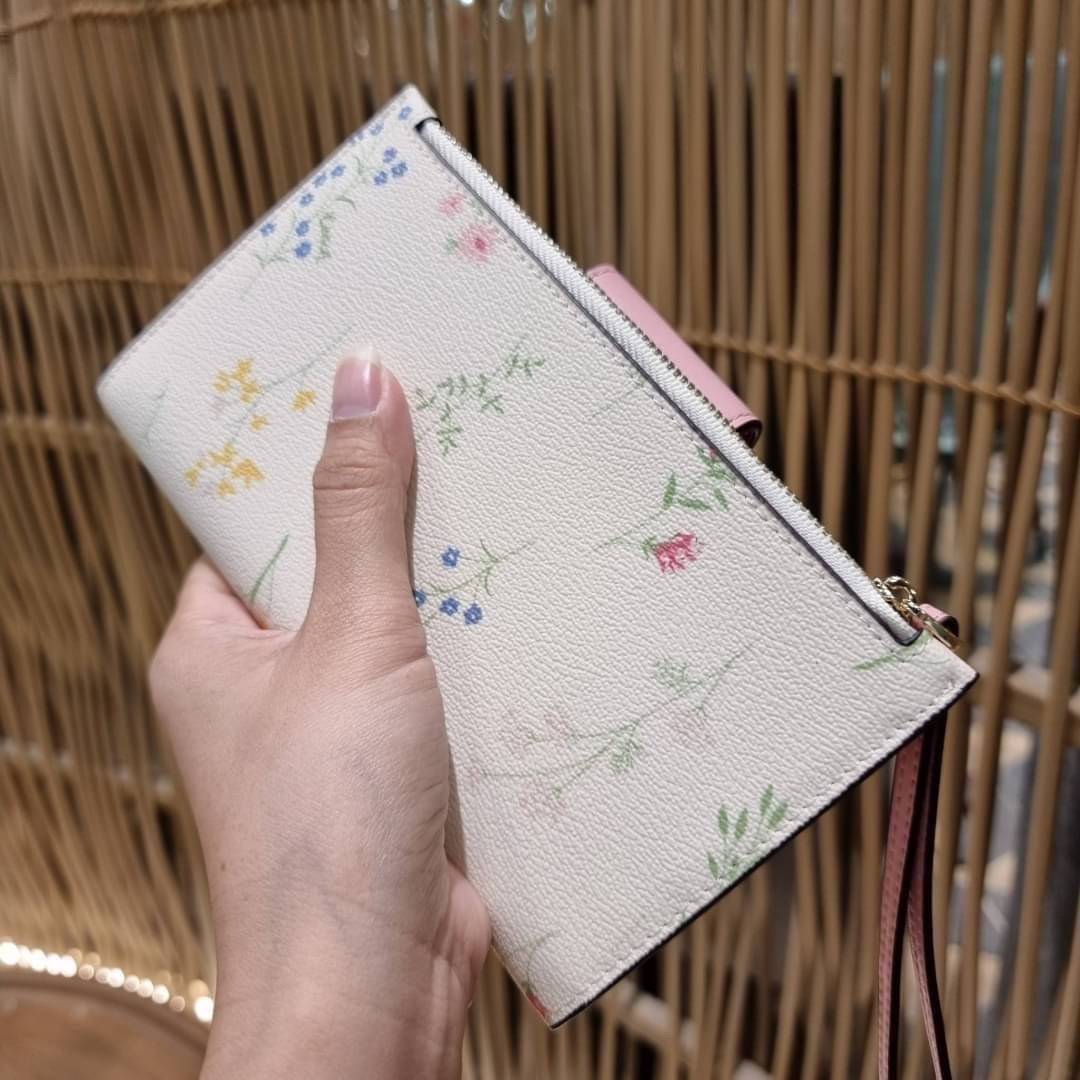 COACH C3371 TECH PHONE WALLET WITH SPACED WILDFLOWER ดีไซน์ใหม่ คอลเลคชั่นสวยหรู กระเป๋าสตางค์พร้อมสายคล้องมือ ง่ายต่อชีวิตมากจ้า!! มันดีอะไรเบอร์นี้ ใส่ได้ทั้งบัตร และโทรศัพท์ก็ใส่ได้ทุกรุ่น แถมยังมีช่องซิปแยกไปอีก ช่องเยอะไม่ต้องห่วงจริงๆ วัสดุหนังแคนวา