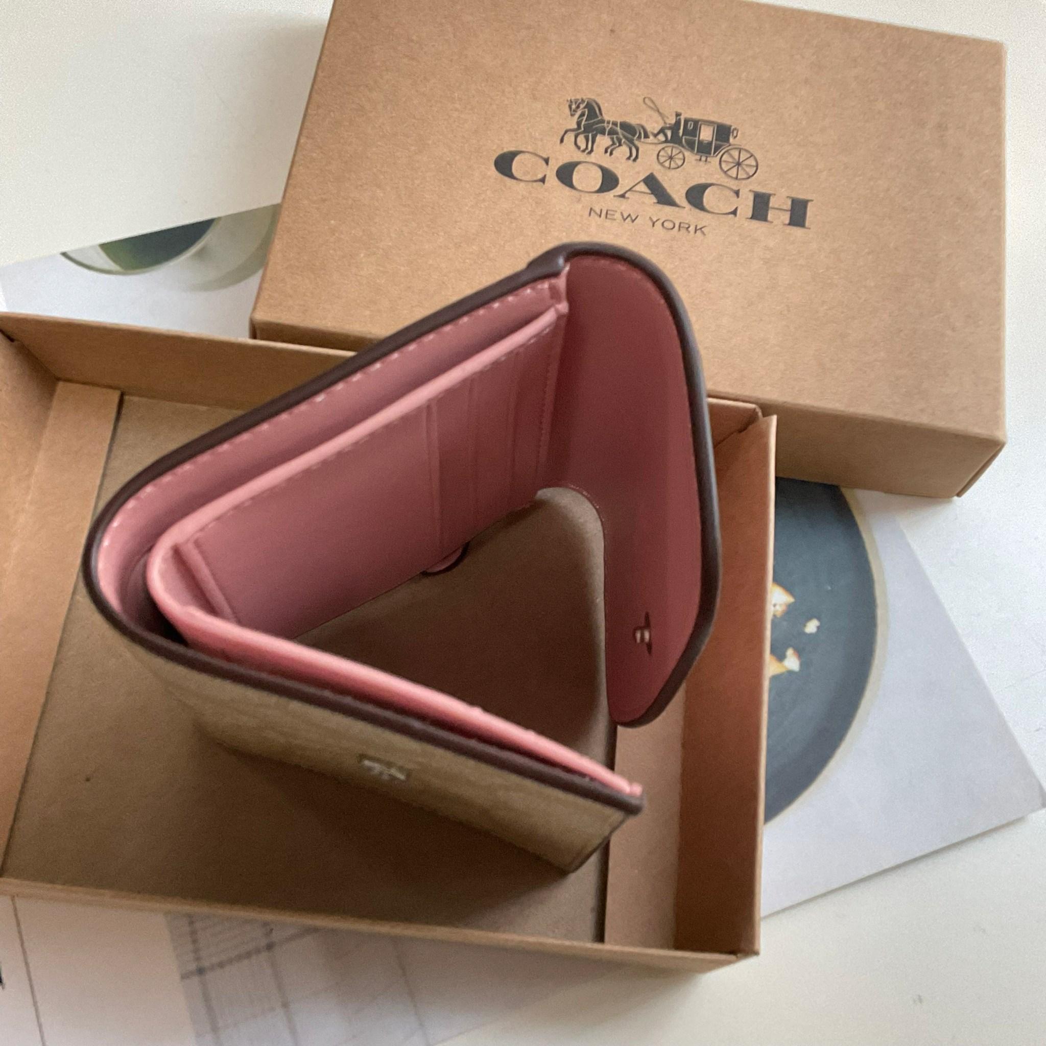 COACH SMALL WALLET IN SIGNATURE CANVAS กระเป๋าสตางค์ใบสั้น แบบพับสามตอน เปิดปิดด้วยกระดุมปั้มแบรนด์ ด้านในมีช่องใส่บัตรหลายช่อง และช่องใส่ธนบัตร ด้านหลังมีช่องซิปเหรียญอีกหนึ่งช่อง น้ำหนักเบา พกพาสะดวก อะไหล่เงาสุดหรู ห้ามพลาดค่ะ!