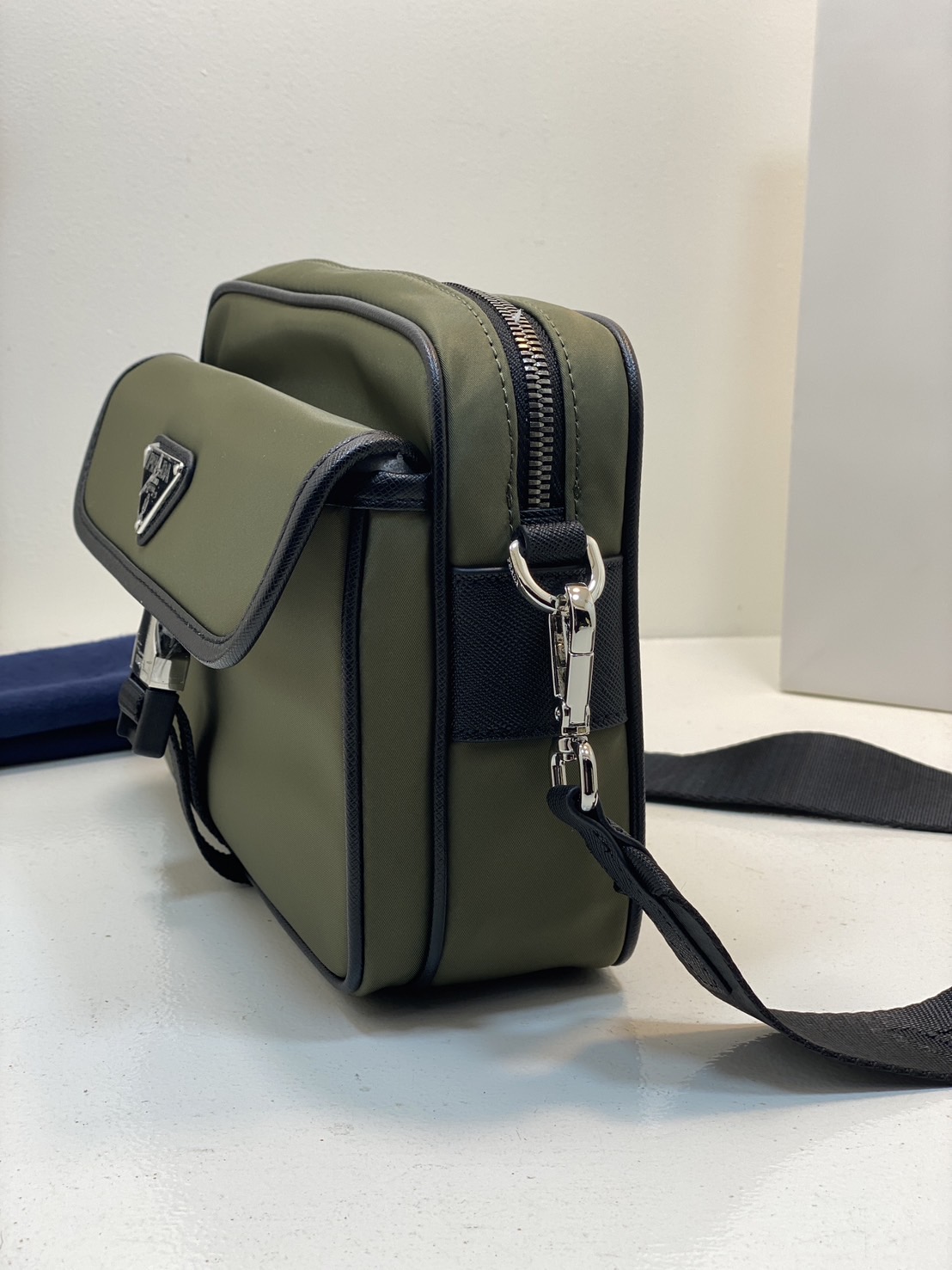 PRADA Re-Nylon and Saffiano leather shoulder bag / PRADA Messenger Bag กระเป๋าสะพายทรงเหลี่ยม คอมพลีทครีเอทลุคหล่อเท่ เกรดออริ 1:1 ใช้งานต่างประเทศได้