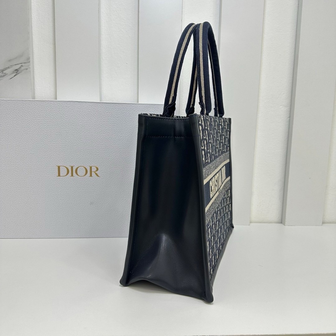 พร้อมส่ง 3 ไซส์ DIOR Medium Dior Book Tote Blue Dior Oblique Embroidery กระเป๋าทรงโท้ท เกรดออริ สลับแท้ 1:1 ใช้ต่างประเทศได้