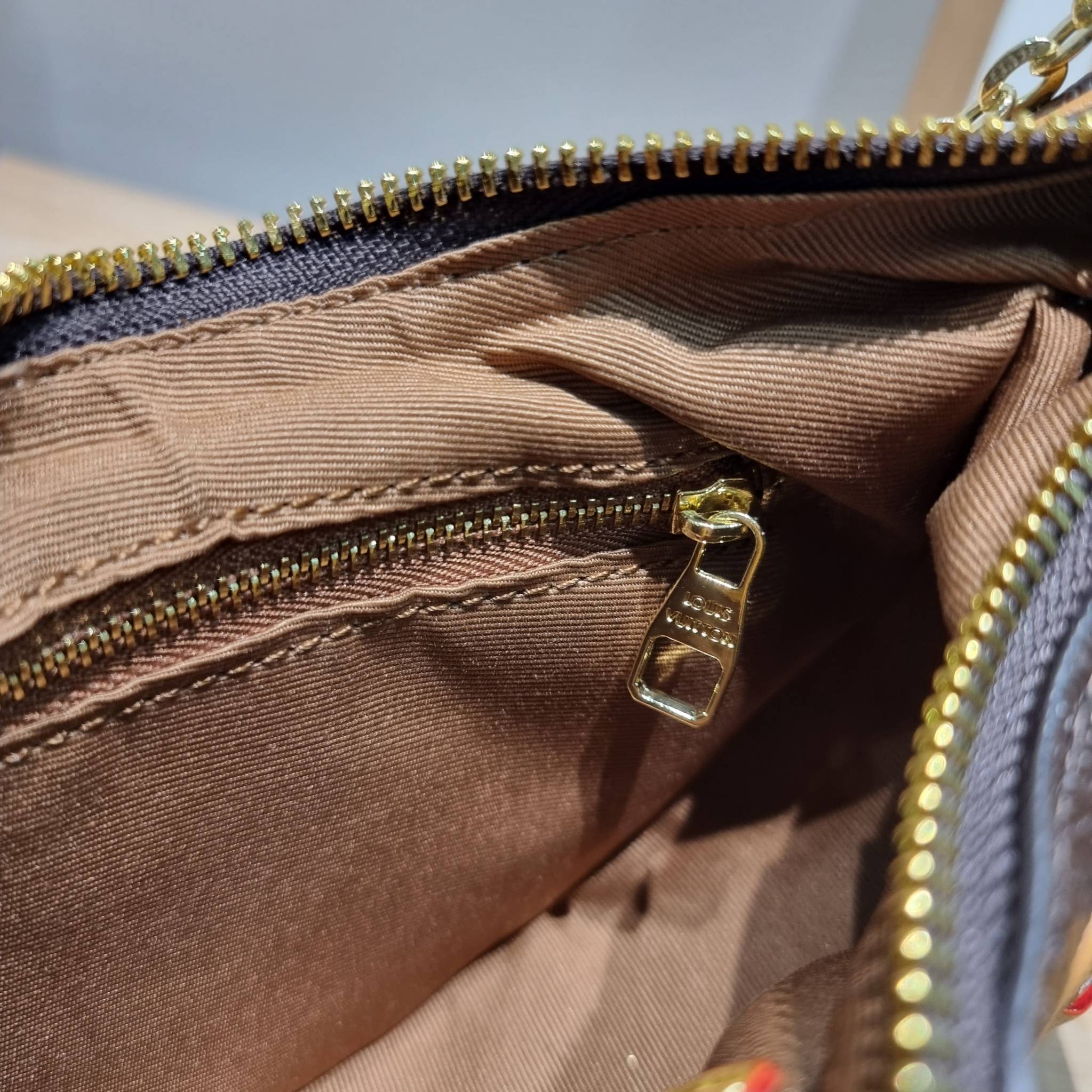 สุดยอดเดอะเบสท์ไอเท็ม ต้องยกให้เลย กับกระเป๋าสะพายทรงบาแกตต์ สวยหรู ดูแพงมาแต่ไกล LV loop bag ยังคงคลาสสิค ผู้ดี หรูหรา ขนาดกำลังพอดี ใส่โทรศัพท์ได้ทุกรุ่น วัสดุหนังแคนวาสคุณภาพ ด้านหน้ามีช่องซิปแยก สายสะพายมีมาให้ถึง 2 แบบ สลับใช้ได้เลยแบบไม่มีเบื่อ จะลุ