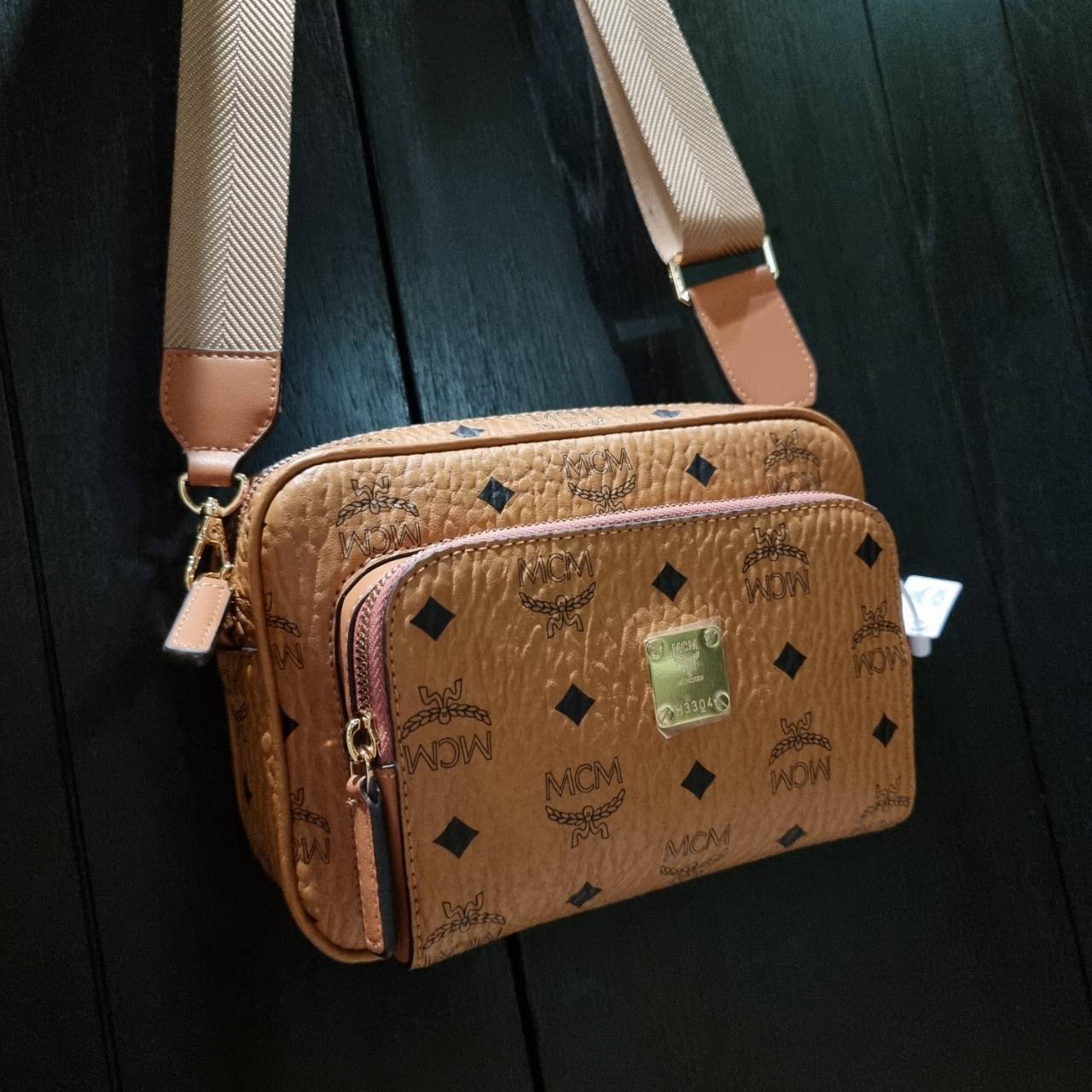 M.C.M KLASSIK CROSSBODY BAG สาวกเอ็มซีเอ็มต้องมีน้า!! หนุ่มๆเค้าสะพายกัน!! กระเป๋าสะพายข้างทรงครอสบอดี้ ที่ดาราใช้กันเพียบ!! รุ่นนี้หนุ่มๆสะพายหรือสาวๆก็สะพายได้น้า ขนาดกำลังดี วัสดุหนังแคนวาสคุณภาพดี มีช่องหลัก 2 ช่อง เปิด-ปิดด้วยซิป ด้านหลังมีช่องย่อยอี