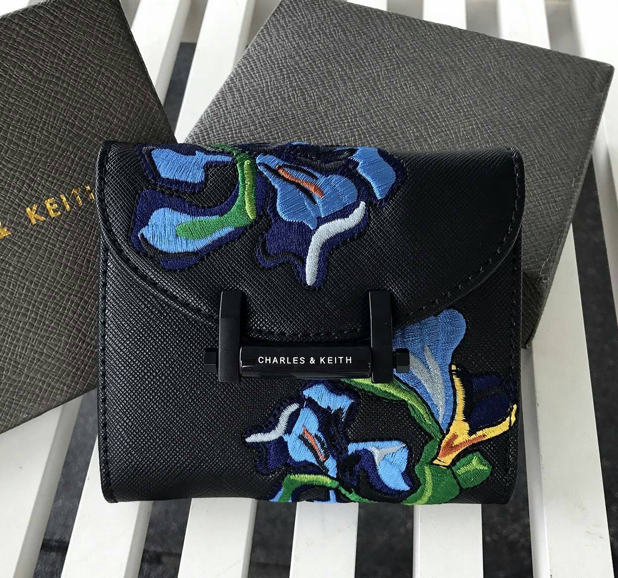 CHARLES &. KEITH Embroidery Short wallet BEST SELLER กระเป๋าสตางค์ใบสั้น 3 แบบพับ งานปัก ด้านหน้าสวยมาก เปิดปิดกระเป๋าแบบแม่เหล็ก ด้านในมี กระเป๋าซิป แยกออกมาใช้งานได้ มีช่องใส่นามบัตร และ ช่องใส่ธนบัตรค่ะ