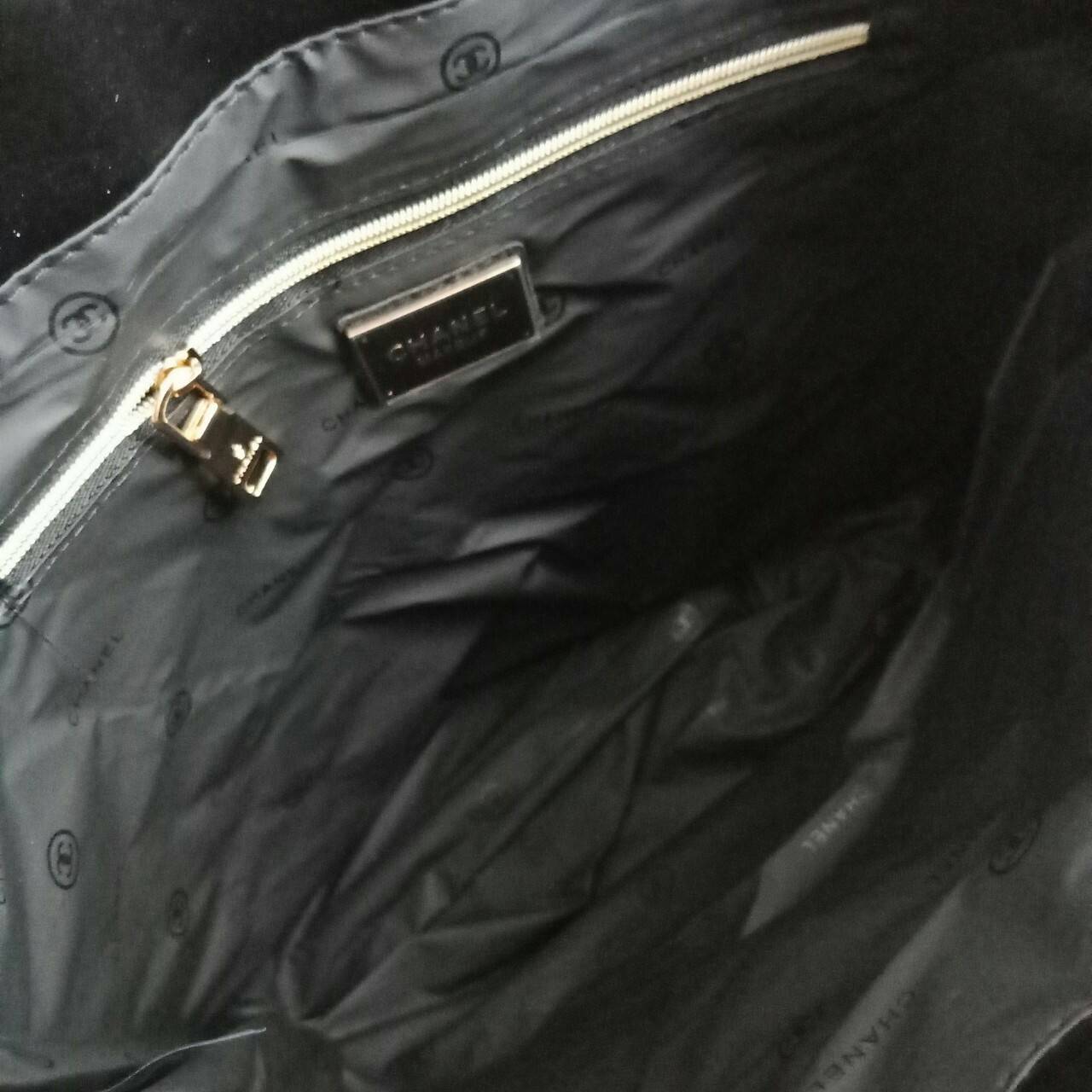 CHANEL LARGE VIP TOTE BAG สินค้าสมนาคุณจากงาน VIP GIFT แบรนด์ดังสุดหรูอย่าง CHANEL โดดเด่นด้วยตัวกระเป๋าขนาดใหญ่ จุของได้เยอะ วัสดุหนัง PU นิ่ม ด้านหน้าปักด้วยโลโก้ CC หนังแก้ว เปิดปิดด้วยกระดุมแม่เหล็ก ด้านในผ้าบุปั้มแบรนด์ชาแนล มีช่องใส่ของใหญ่ แถมแบ่งช