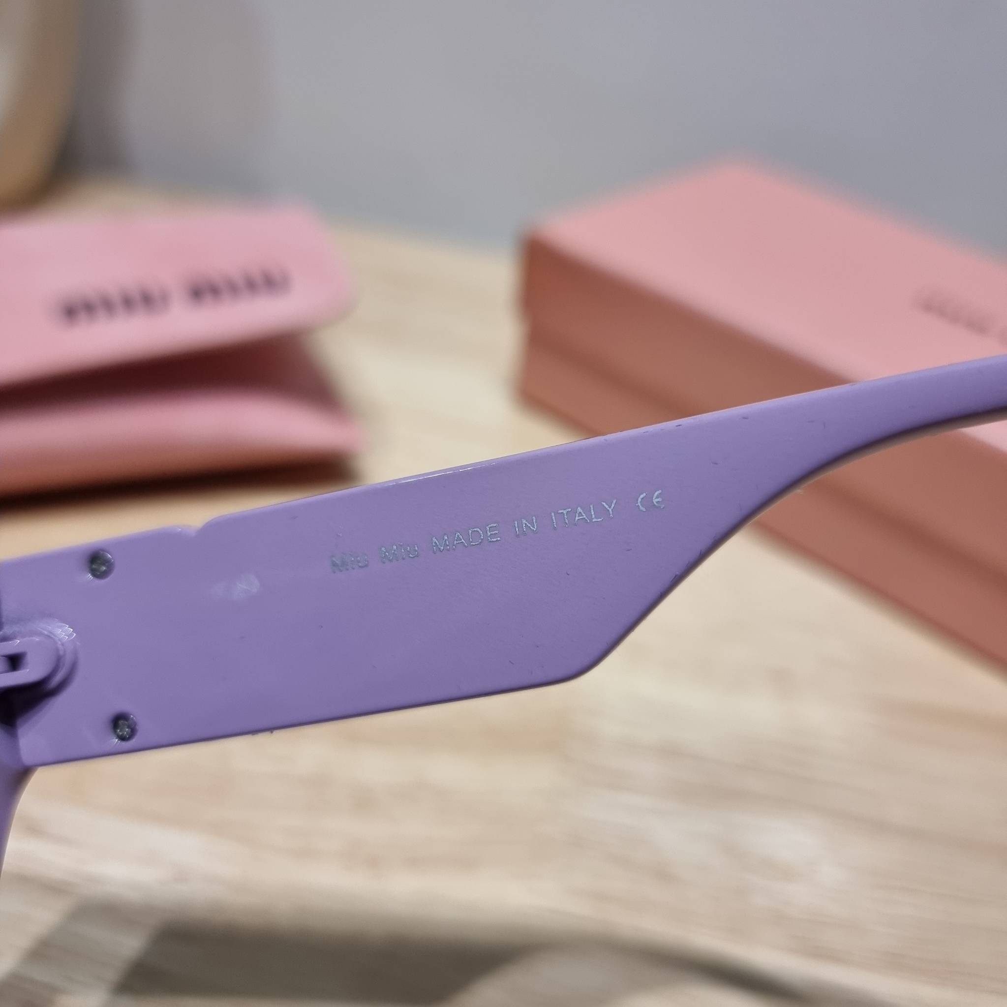 MIU MIU Sunglasses UV protection มาพร้อมอุปกรณ์ครบเซ็ท สวยปัง สวยตะโกน มีพกติดตัวไว้ไม่ตกเทรนด์ ใส่เสริมโหงวเฮ้ง ดูผู้ดี ใช้ได้ทุกโอกาส ทุกสถานการณ์ ใส่ที่บ้านถนอมสายตา ใส่ออกข้างนอกกันแดด กันลม กันฝุ่นก็มั่น ก็เลิศทั้งหมด