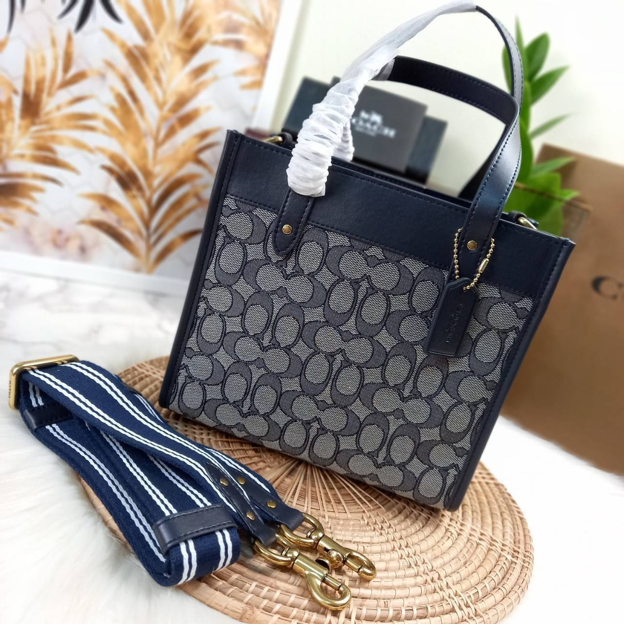 ใบนี้ ช่วยให้ชีวิตง่ายขึ้นเยอะเลย🌈🌺>>COACH FIELD TOTE 22 IN SIGNATURE JACQUARD(COACH C3865) 🍁กระเป๋าถือ สะพาย รุ่น Unisex ใช้ได้ทุกเพศวัย ขนาดเหมาะต่อการใช้งานในแต่ละวันมากๆ //วัสดุ jacquard ลาย signature ตกแต่งดีเทลด้วยหนังแ