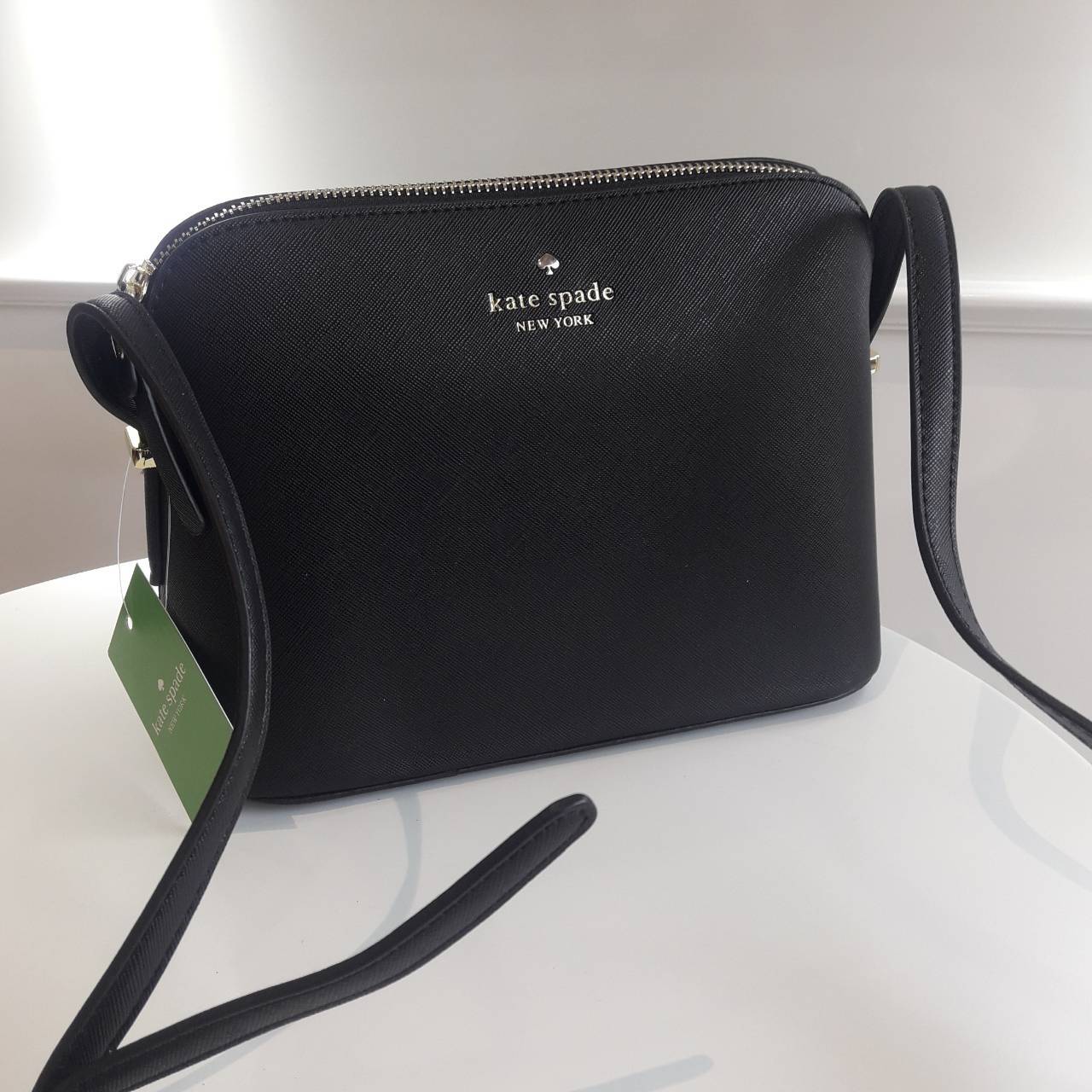KATE SPADE CEDAR STREET MANDY แบรนด์ดังจากอเมริกาสุดฮิตของวัยรุ่น กระเป๋าสะพาย หนัง saffiano ขนาดน่ารักกำลังดี เปิดปิดด้วยซิปเดียวด้านบน ภายในมีช่องเล็ก1ช่อง ใส่มินิไอแพคได้ ความยาวสาย 117cm ปรับได้ถึง5ระดับ รุ่นฮิตอีกรุ่นที่ไม่ควรพลาดเลยคร้า
