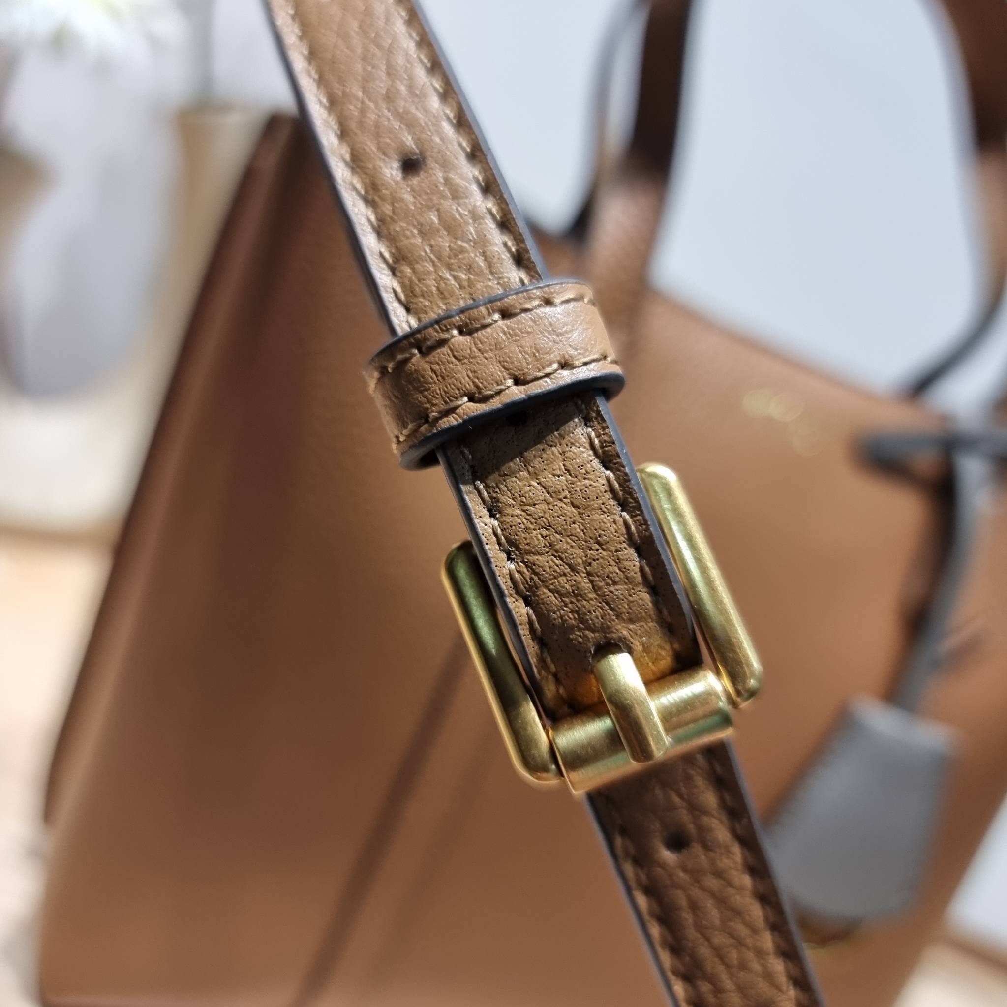 TORY BURCH PERRY SMALL TRIPLE COMPARTMENT TOTE BAG กระเป๋าโท้ทขนาดเล็ก รุ่นขายดี ทรงสวย ดีไซน์ออกมาให้ใช้งานได้ทุกลุค ทุกโอกาส