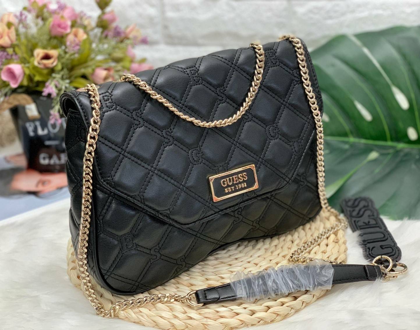 GUESS LOLLI CONVERTIBLE CROSSBODY BAG รุ่นแนะนำค่ะ!! กระเป๋าสะพายข้าง//ทบสายสะพายไหล่ได้ วัสดุหนังลายนวม ด้านหน้ามีอะไหล่โลโก้แบรนด์ เปิดปิดกระเป๋าแบบกระดุมแม่เหล็ก ภายในกว้างสามารถใส่ของจุ ใส่กระเป๋าสตางค์ใบยาวได้ค่ะ มีช่องซิปและช่องเล็กใส่ของจุกจิกน่ะค่