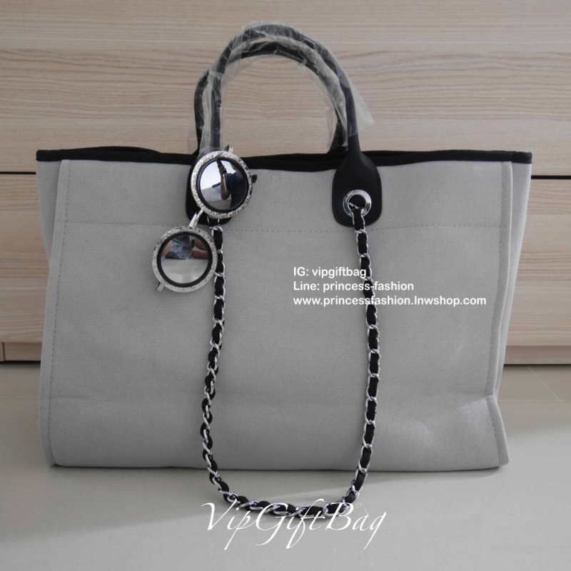 Chanel tote canvas bag จากงานพรีเมี่ยม VIP GIFT รุ่นดังเลยค้า Size ใหญ่อลัง บอกเลยว่า *งานดีที่สุด ตัวกระเป๋า กระเป๋าผ้าเป็นผ้า canvas เนื้อดีสมราคา สัมผัส นุ่มลื่นมือมากกกก อะไหล่เงินปั้มแบรนด์แท้ทั้งใบ ด้านหน้าปัก logo แบรนด์สุดหรู จุของได้เยอะมากก มีช่