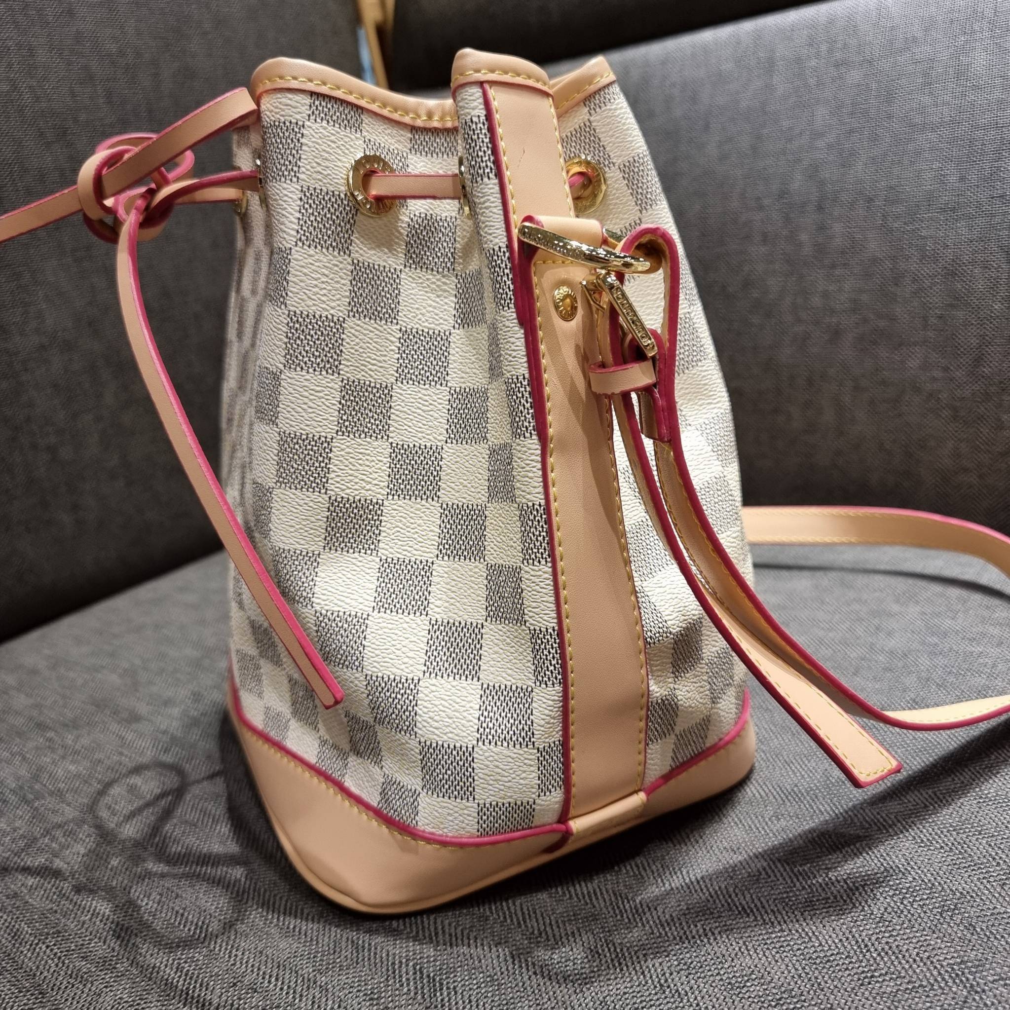 LV Noe bb damier azur กระเป๋าทรงขนมจีบสุดฮอต ราคาสุดคุ้ม ลิมิเต็ดมากๆ แถมฟรี ริบบิ้นแบรนด์เอนกประสงค์ จะใช้แทนสายรูดปากกระเป๋า ผูกเป็นโบว์ตกแต่งเก๋ๆ หรือจะพันถนอมสายสะพายยังได้ คุ้มจริง!! วัสดุหนังแคนวาส ภายในโล่งกว้าง ใส่ของได้ตามสะดวก สายสะพายปรับได้อีก