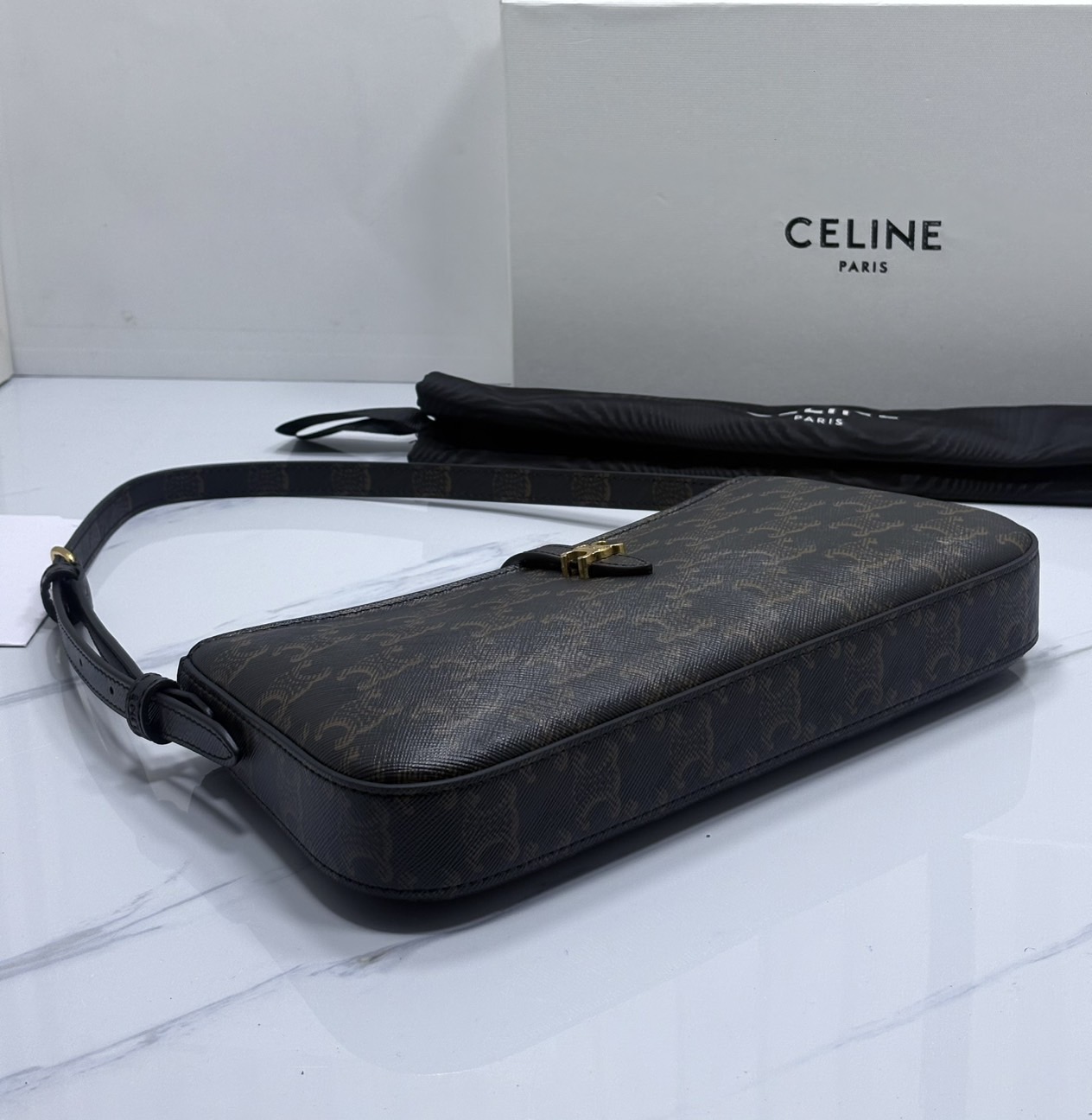 ORI หนังแท้ | CELINE TINA SHOULDER BAG IN Triomphe canvas กระเป๋าสะพายไหล่ทรงพอช ดีไซน์ใหม่ก่อนใคร เรียบง่ายหรูหราลงตัว สไตล์วินเทจลัคชูดูแพงสุดๆ ใช้งานได้หลากหลายโอกาส ขนาดกำลังดีพาพาสะดวก
