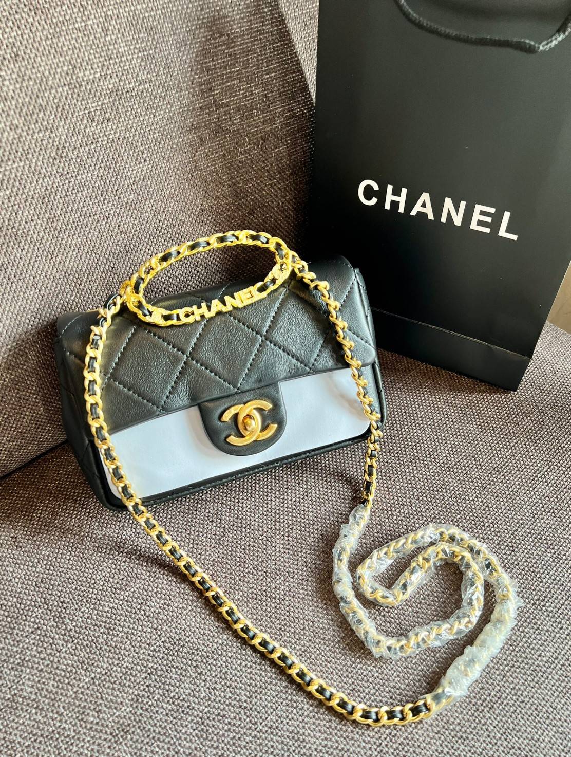 Chanel Small Flap Bag with Top Handle 8" /CHANEL CHAIN SHOULDER BAG กระเป๋าสะพายได้และหิ้วได้ หนังสวย เรียบ สัมผัสนุ่มมือ น่าใช้มากๆ